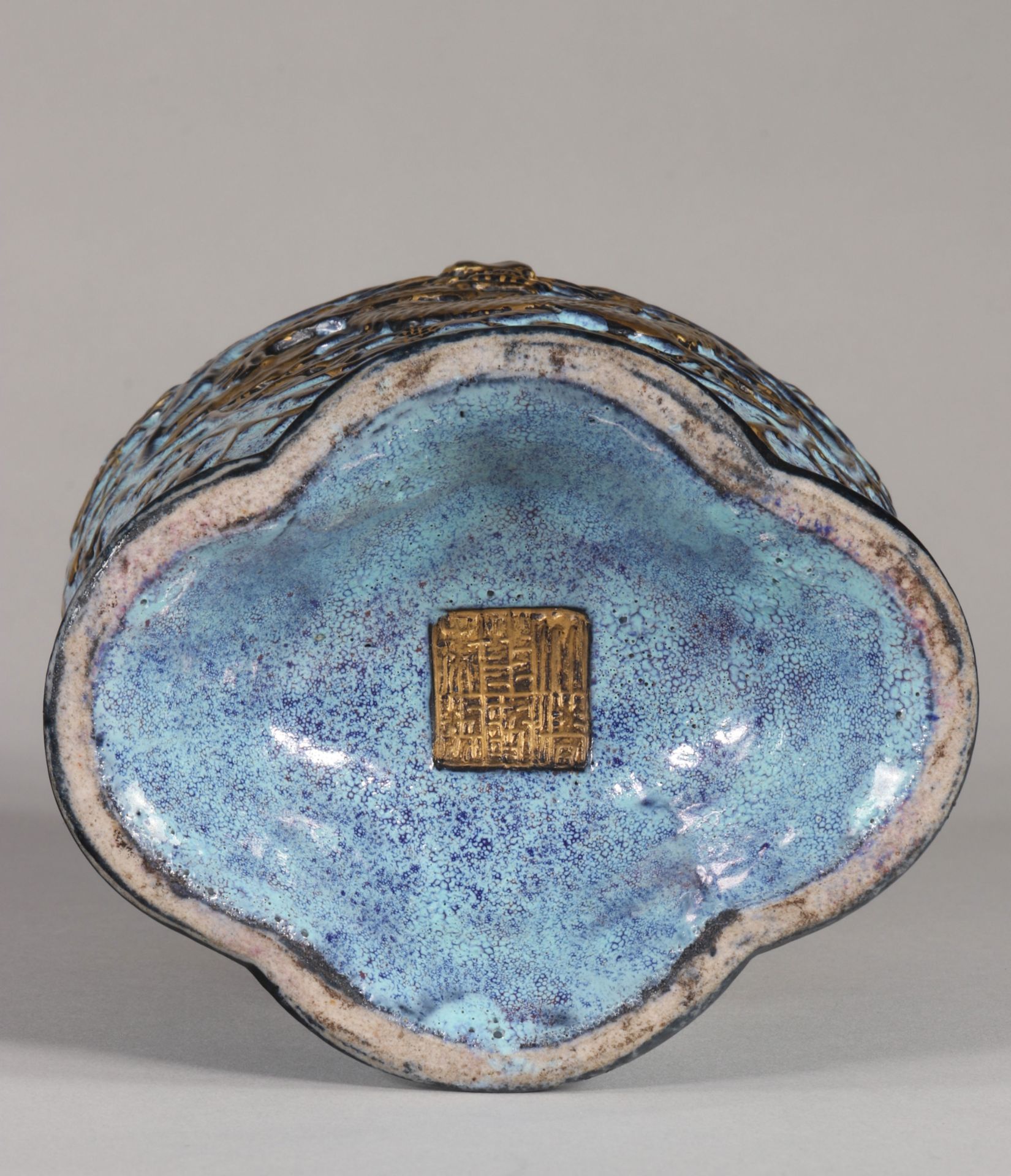 Vase decorated with dragons in porcelain relief imitating bronze Qianlong brand - Image 7 of 13