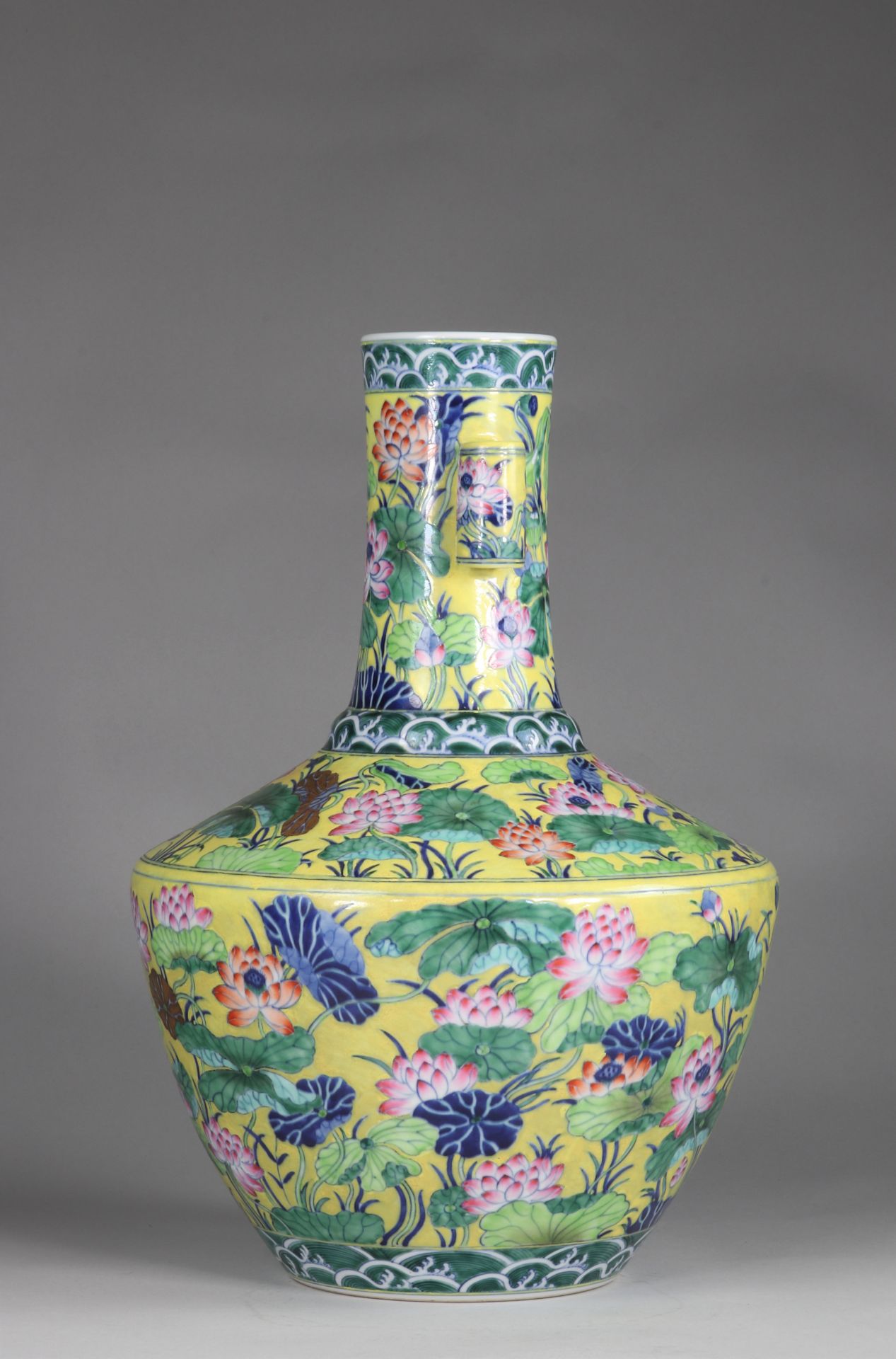 CHINA vase of archaic shape, known as -HU-, created during the Reign of Emperor Qianlong (1736-1795) - Image 3 of 9