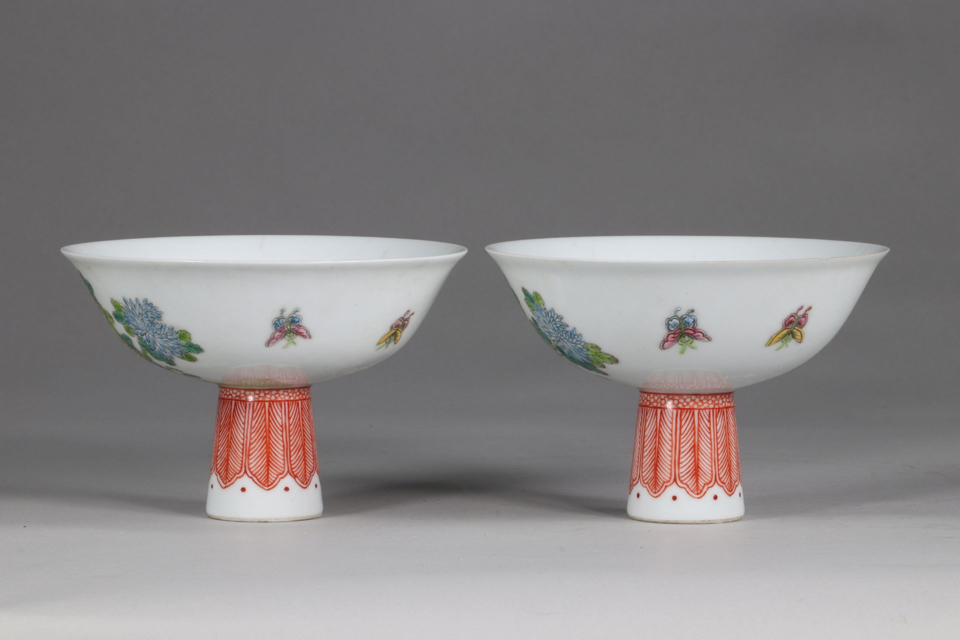 China pair cups on stand with decorations of quail and chrysanthemums - Famille Rose, 4 characters, - Image 4 of 8