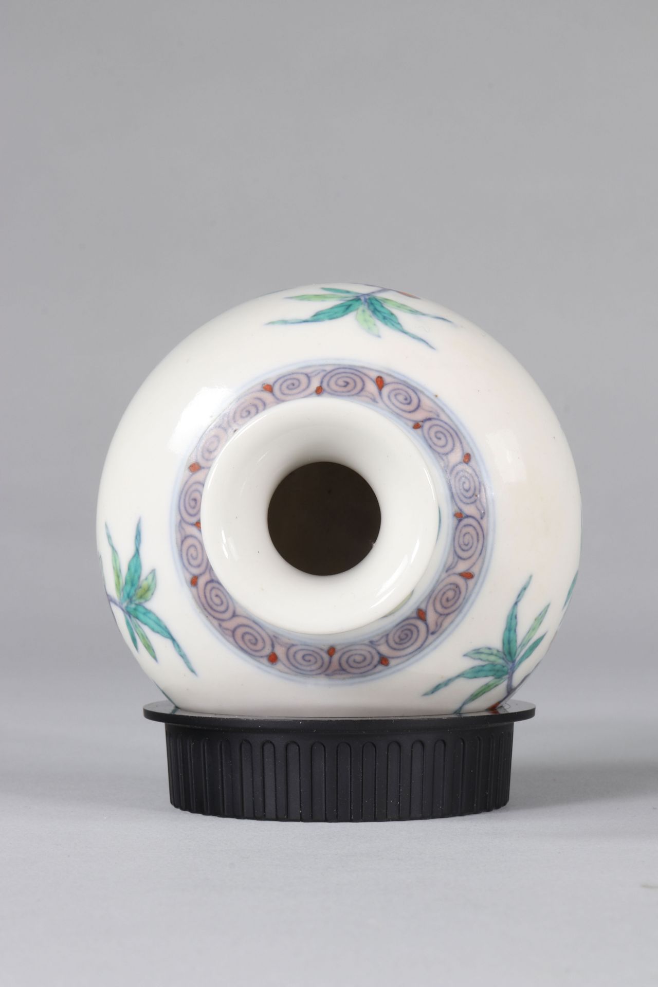 Doucai vase with fruit decoration Yong Zheng brand - Image 8 of 8