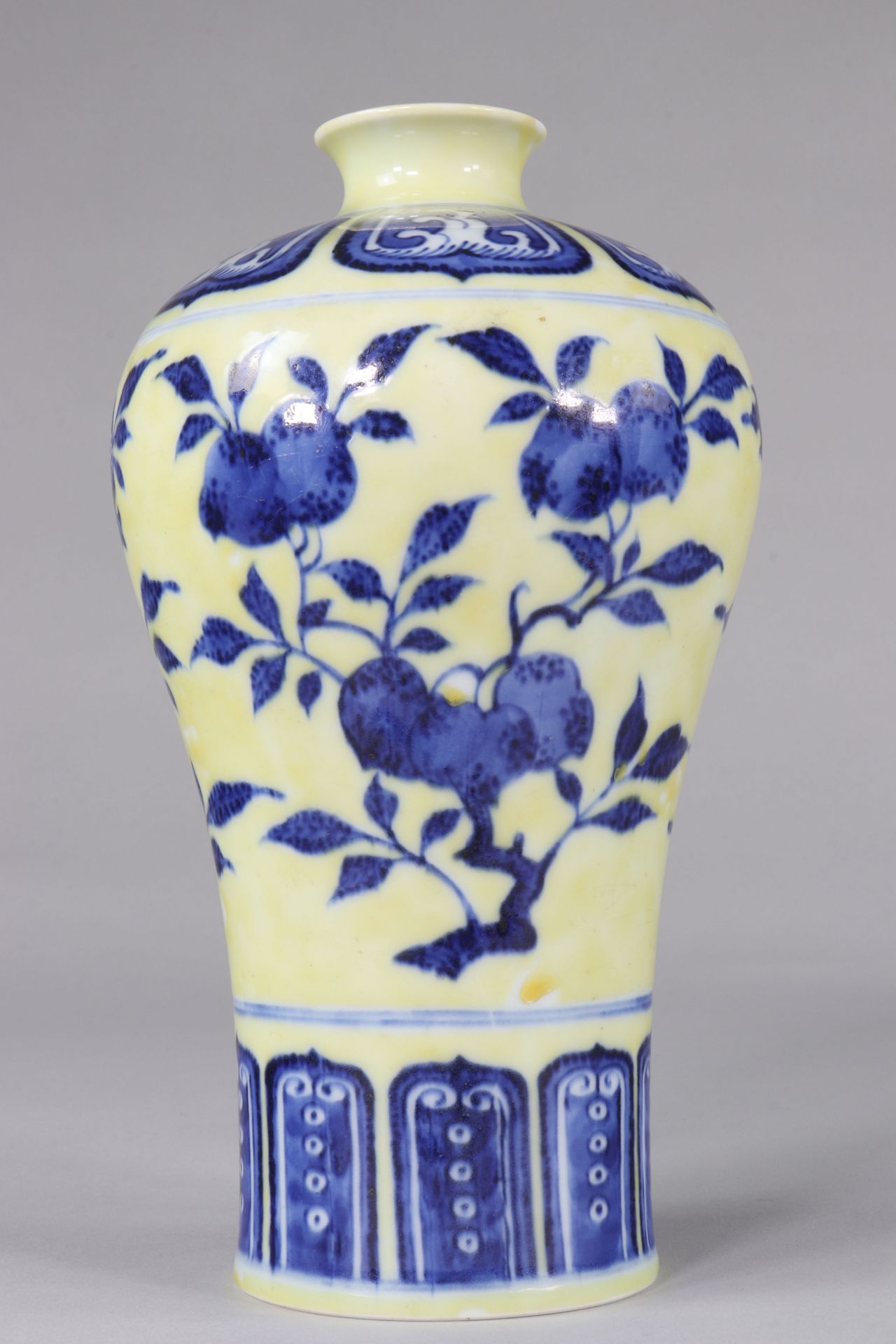 Meiping Sanduo vase with yellow background decorated with flowers - Image 4 of 8