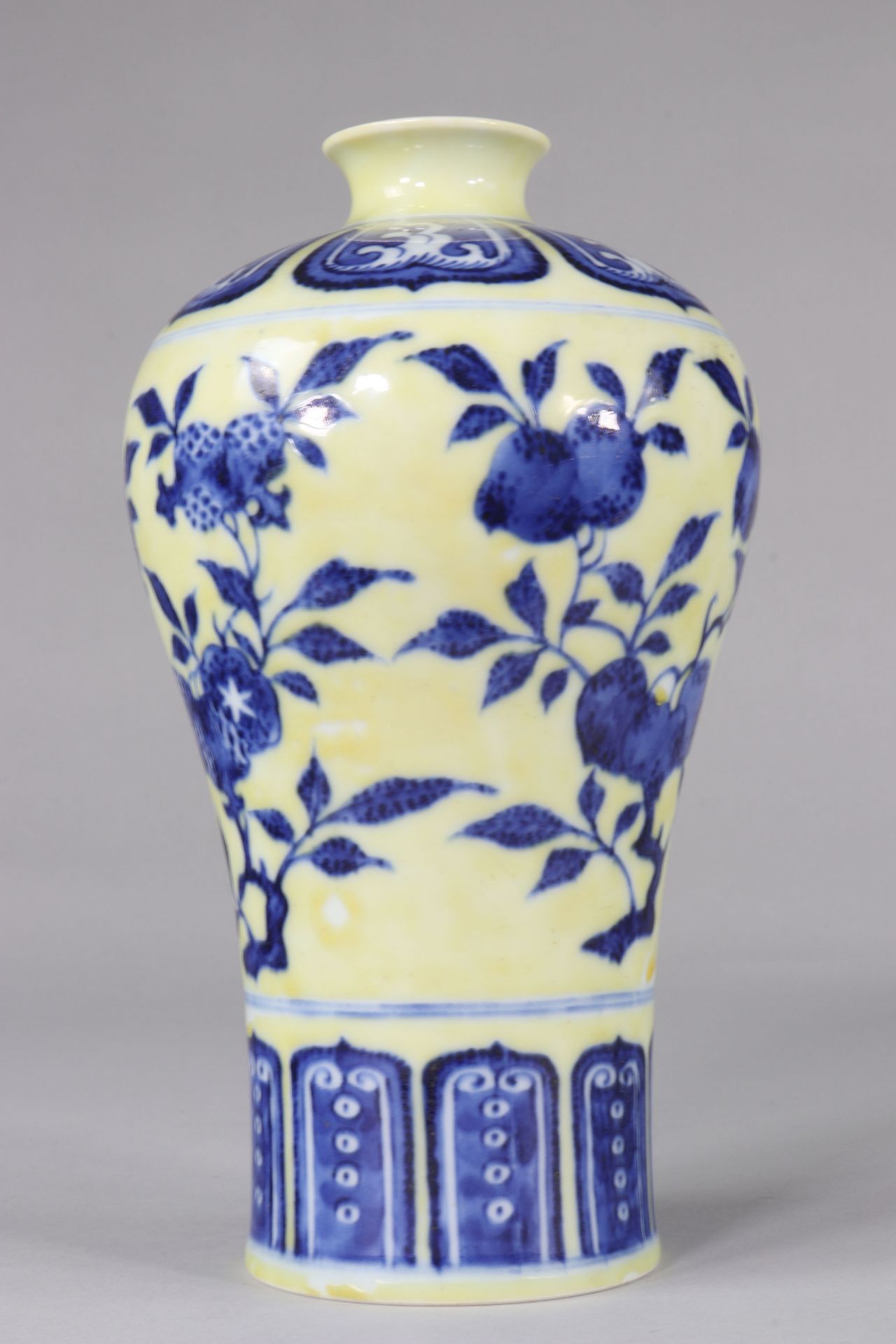 Meiping Sanduo vase with yellow background decorated with flowers - Image 2 of 8