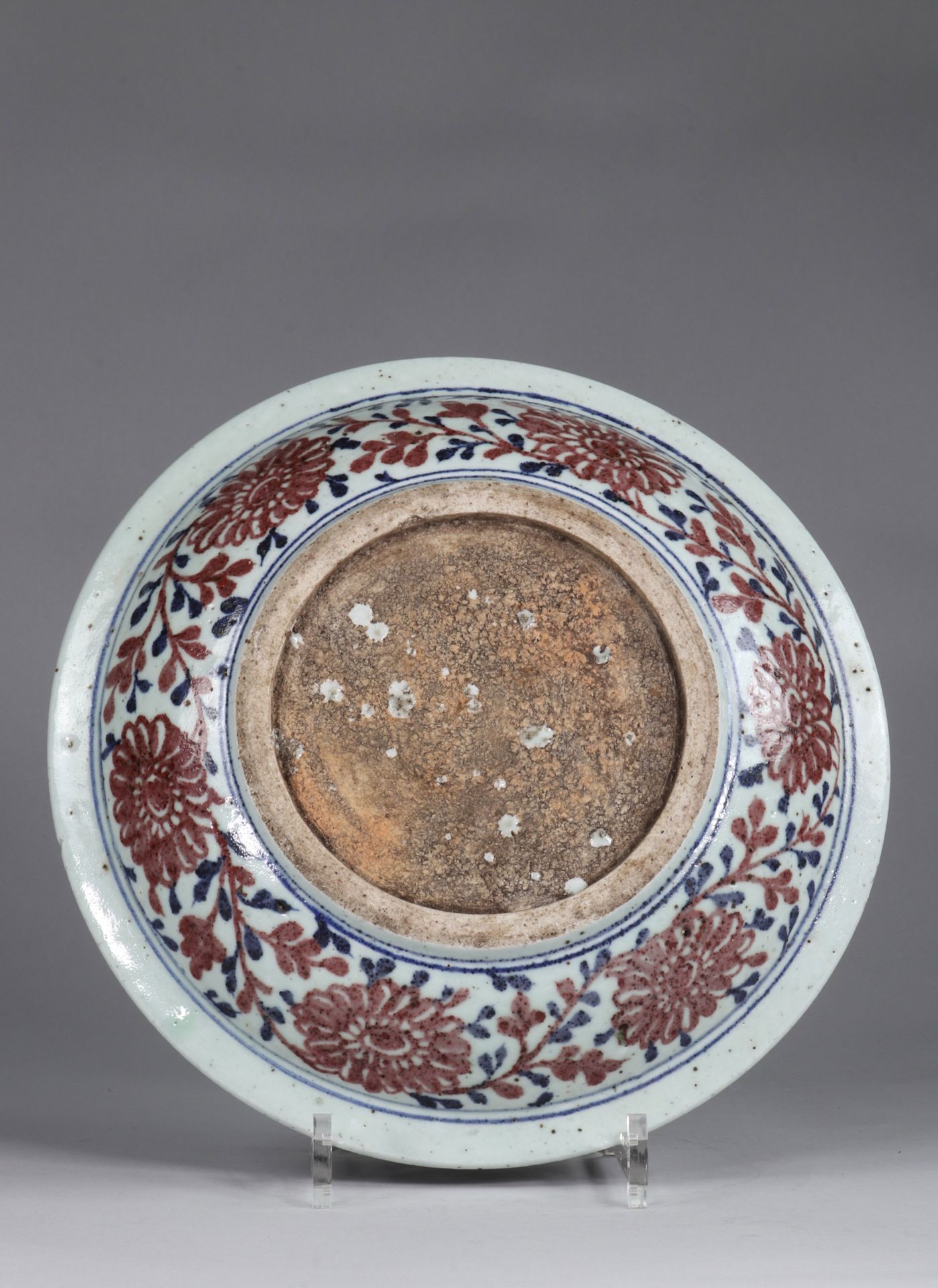 China dish, Yuan, decorated with a Phoenix, in Copper Red, on a background of Chrysanthemums, painte - Image 2 of 3