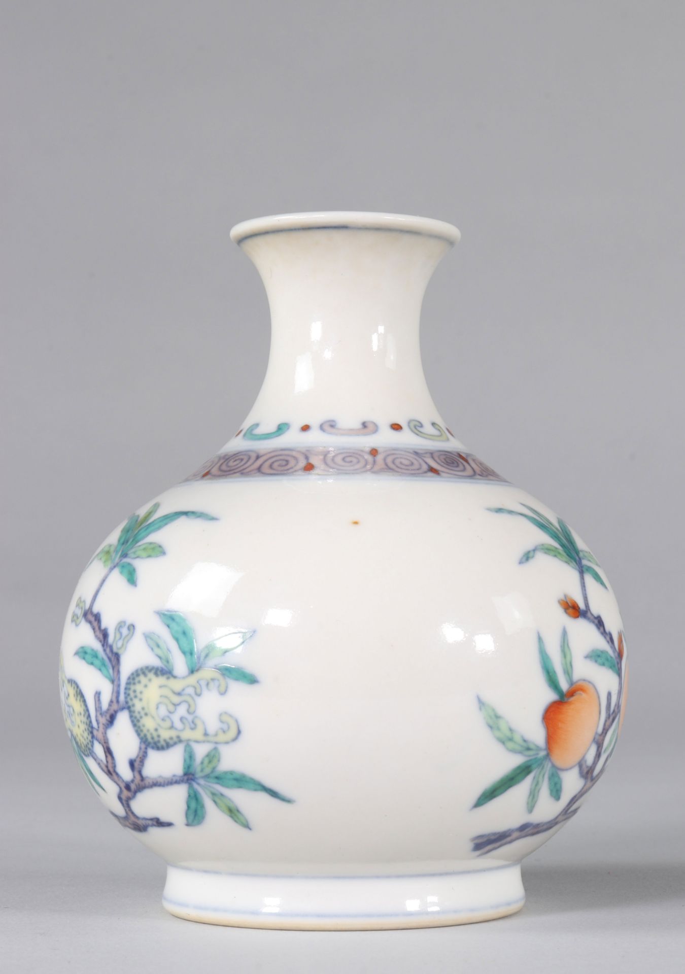 Doucai vase with fruit decoration Yong Zheng brand - Image 4 of 8