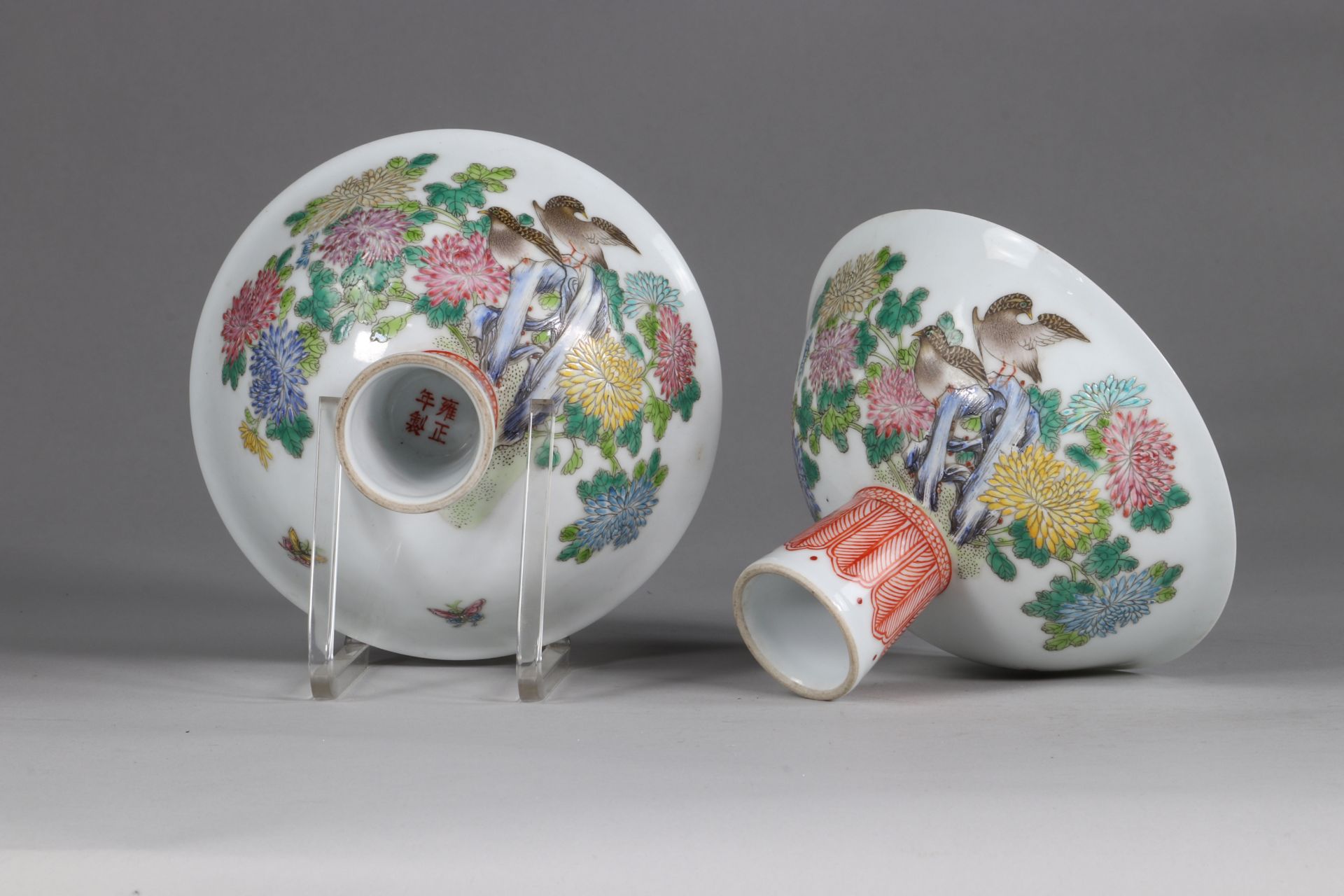 China pair cups on stand with decorations of quail and chrysanthemums - Famille Rose, 4 characters, - Image 7 of 8