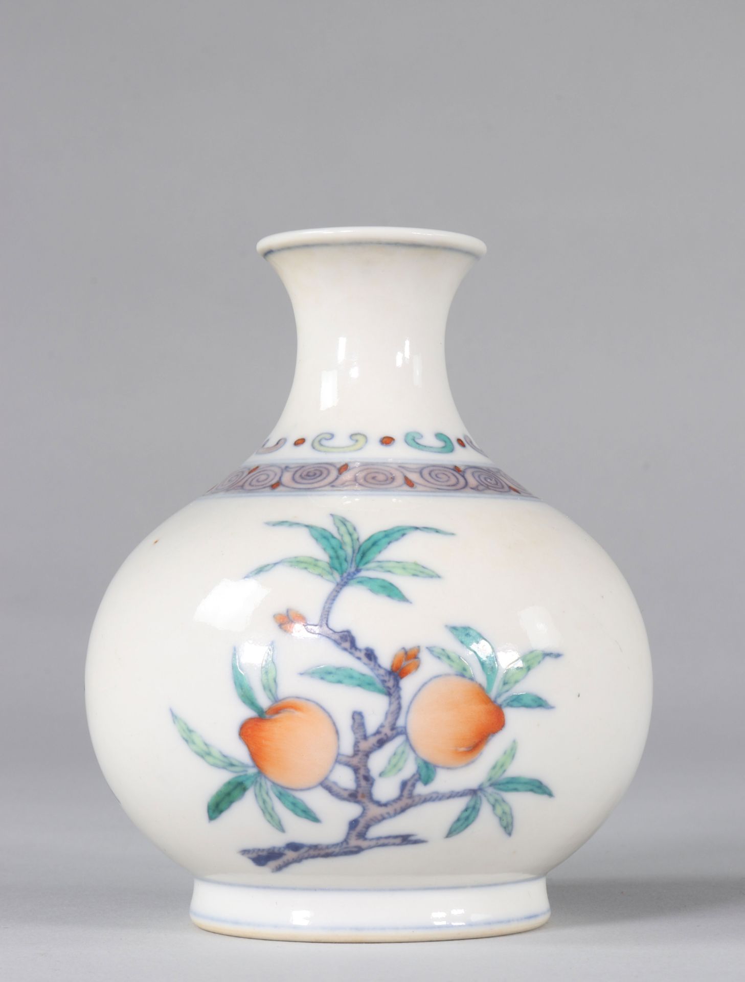 Doucai vase with fruit decoration Yong Zheng brand - Image 3 of 8