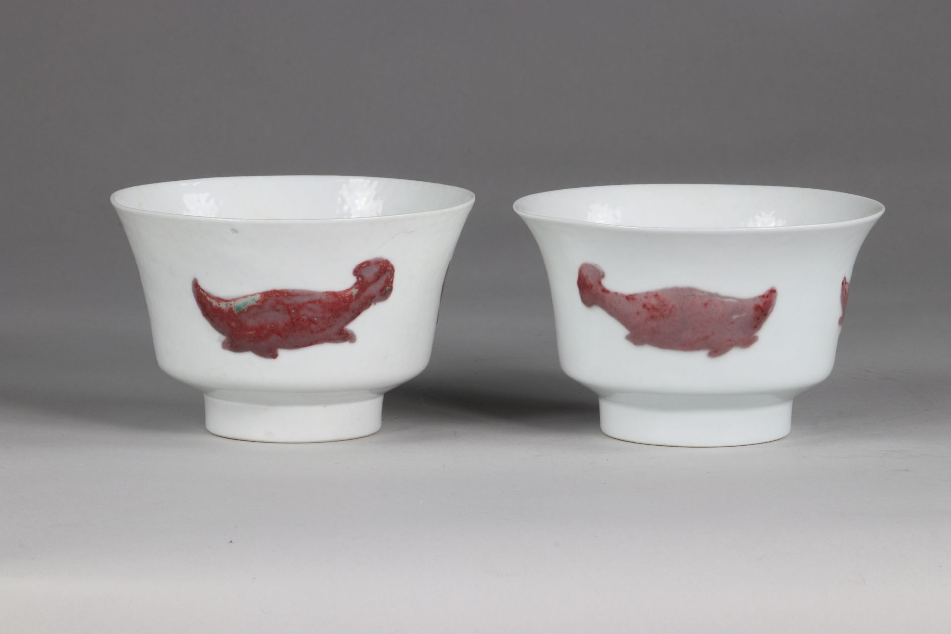 China pair of Xuande bowls, decorated with 3 fish, in copper red, inlaid in the mass the marks in co - Image 3 of 6