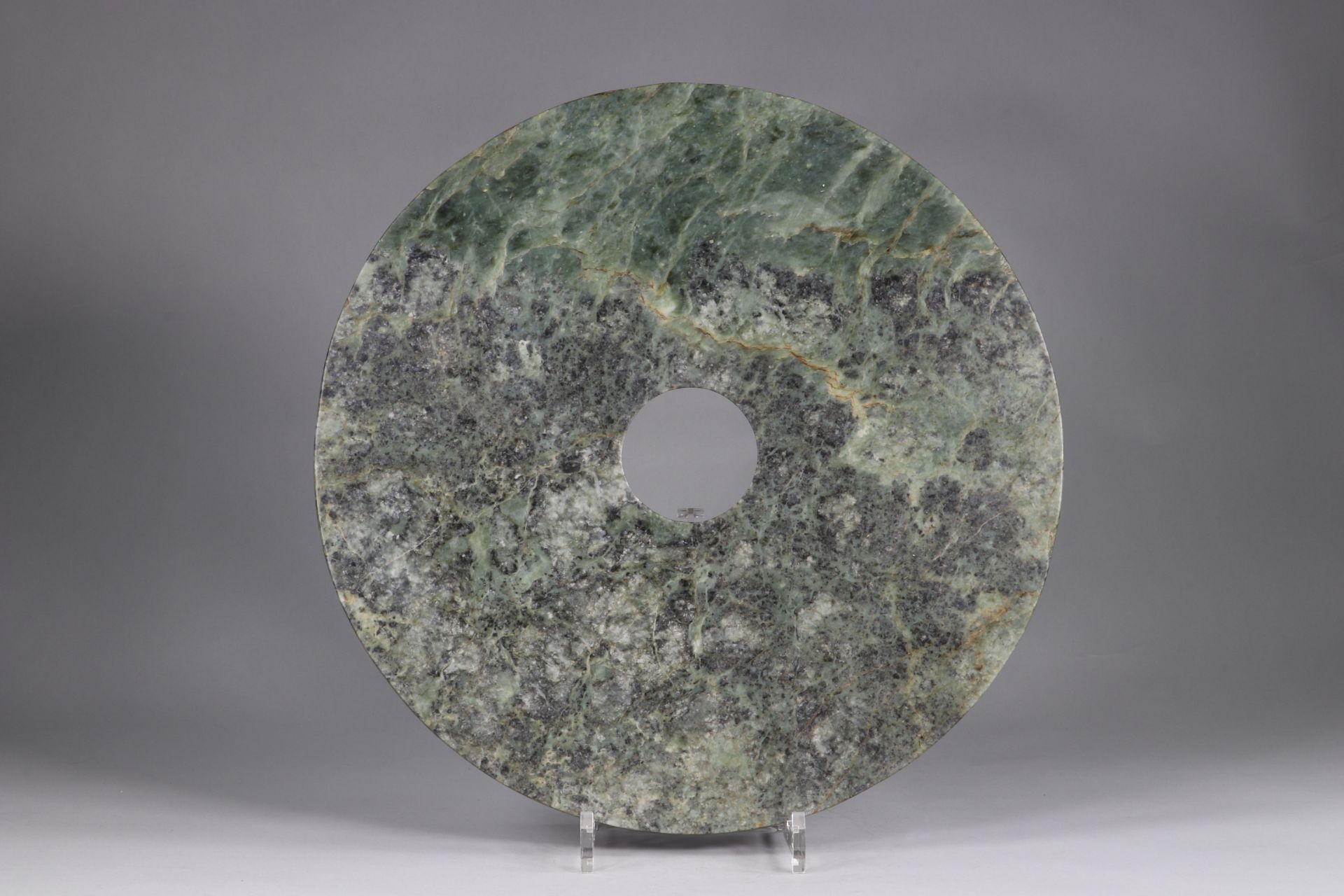 Disc, BI, in green-spinach jade, with some yellow-gold veins, zigzagging on both sides