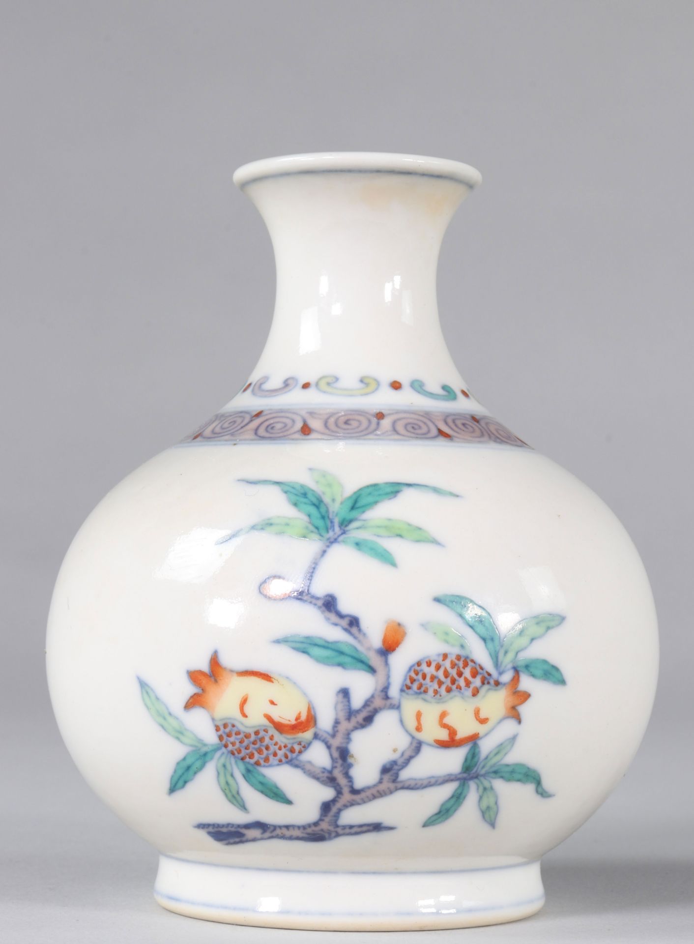 Doucai vase with fruit decoration Yong Zheng brand - Image 6 of 8