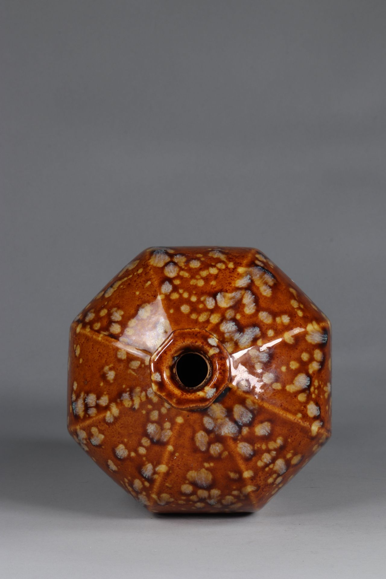 China hexagonal Mei-Ping vases, Song, decorated with partridge feathers, on a beige-brown background - Image 4 of 5