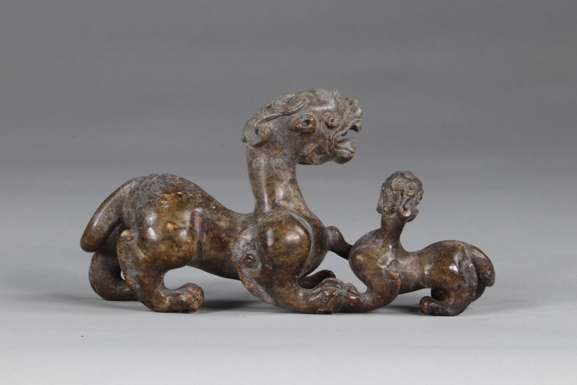 China chimera, in gray-green jade, representing a lioness with her cub, finely executed archaic work - Image 3 of 5