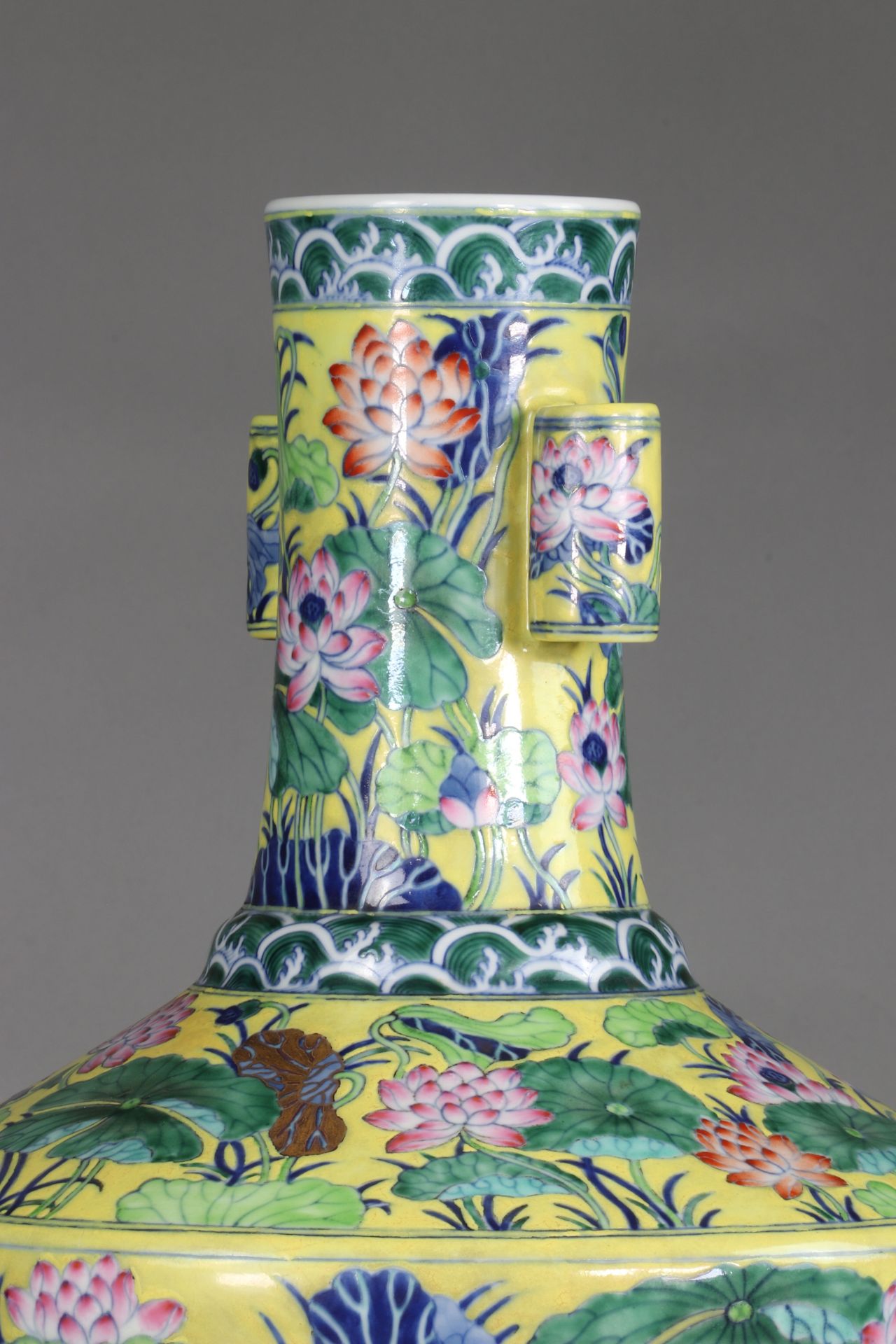 CHINA vase of archaic shape, known as -HU-, created during the Reign of Emperor Qianlong (1736-1795) - Image 7 of 9