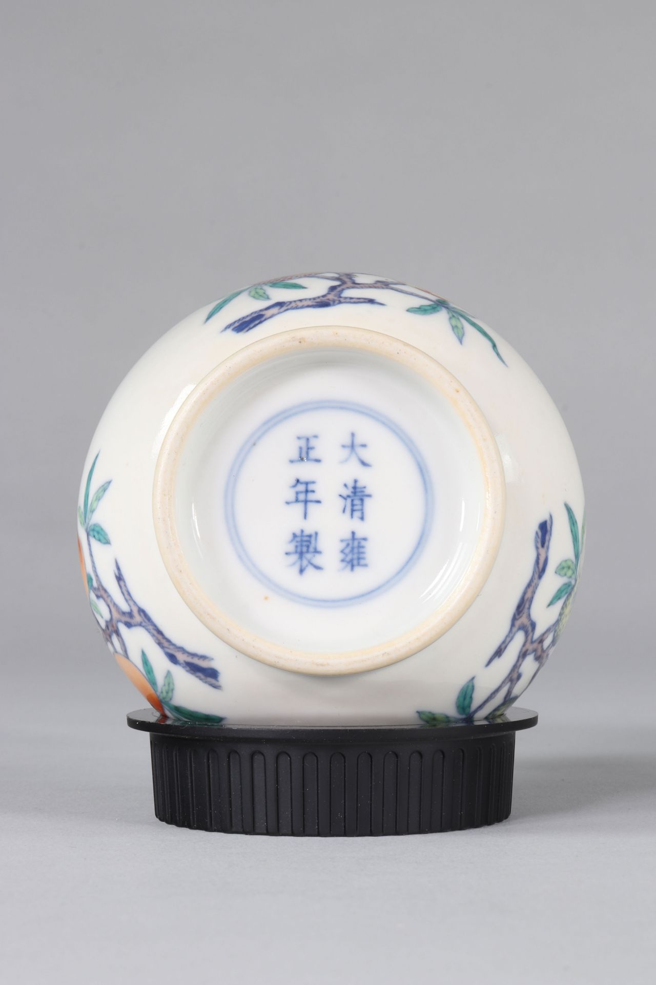 Doucai vase with fruit decoration Yong Zheng brand - Image 7 of 8