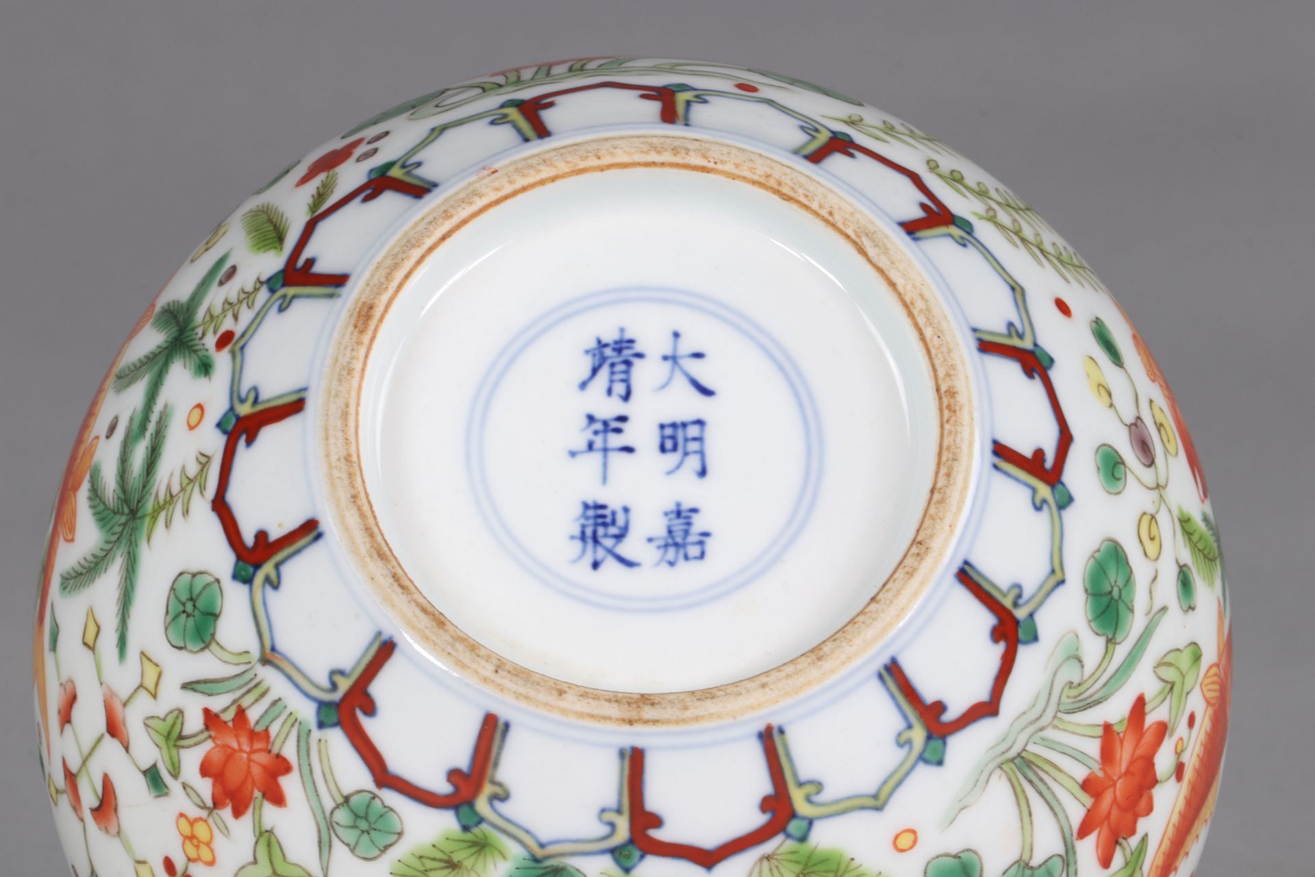 China DoucaI bowl, brand of Jia Jing, decorated with a pond of Lotus and carp - Bild 8 aus 8