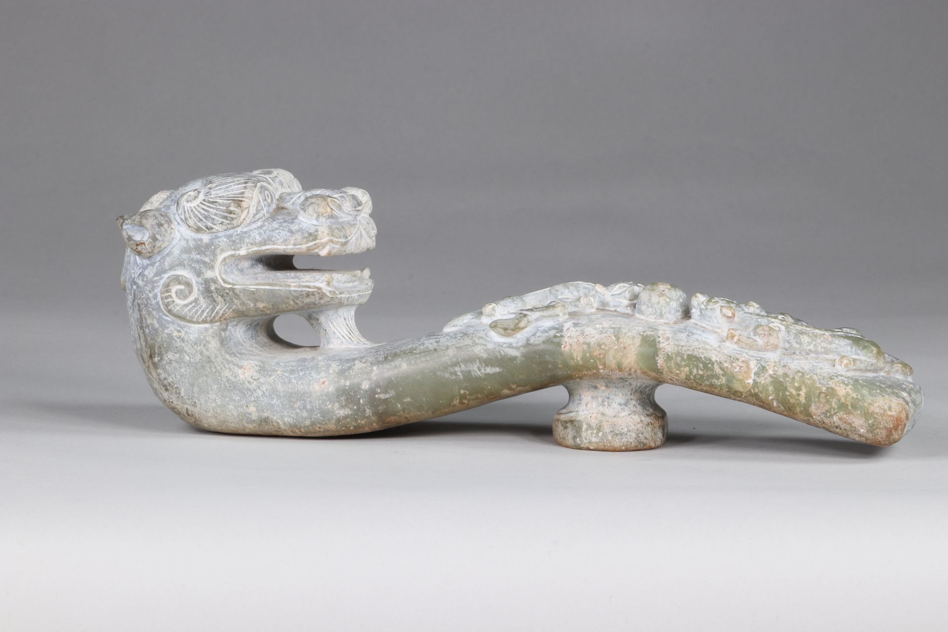 Ritual belt buckle in pale celadon jade, decorated with dragons - Archaic - characters indicating th - Image 5 of 7