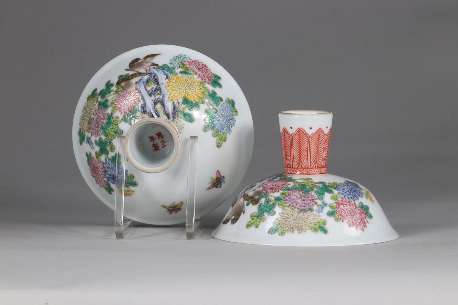 China pair cups on stand with decorations of quail and chrysanthemums - Famille Rose, 4 characters, - Image 8 of 8