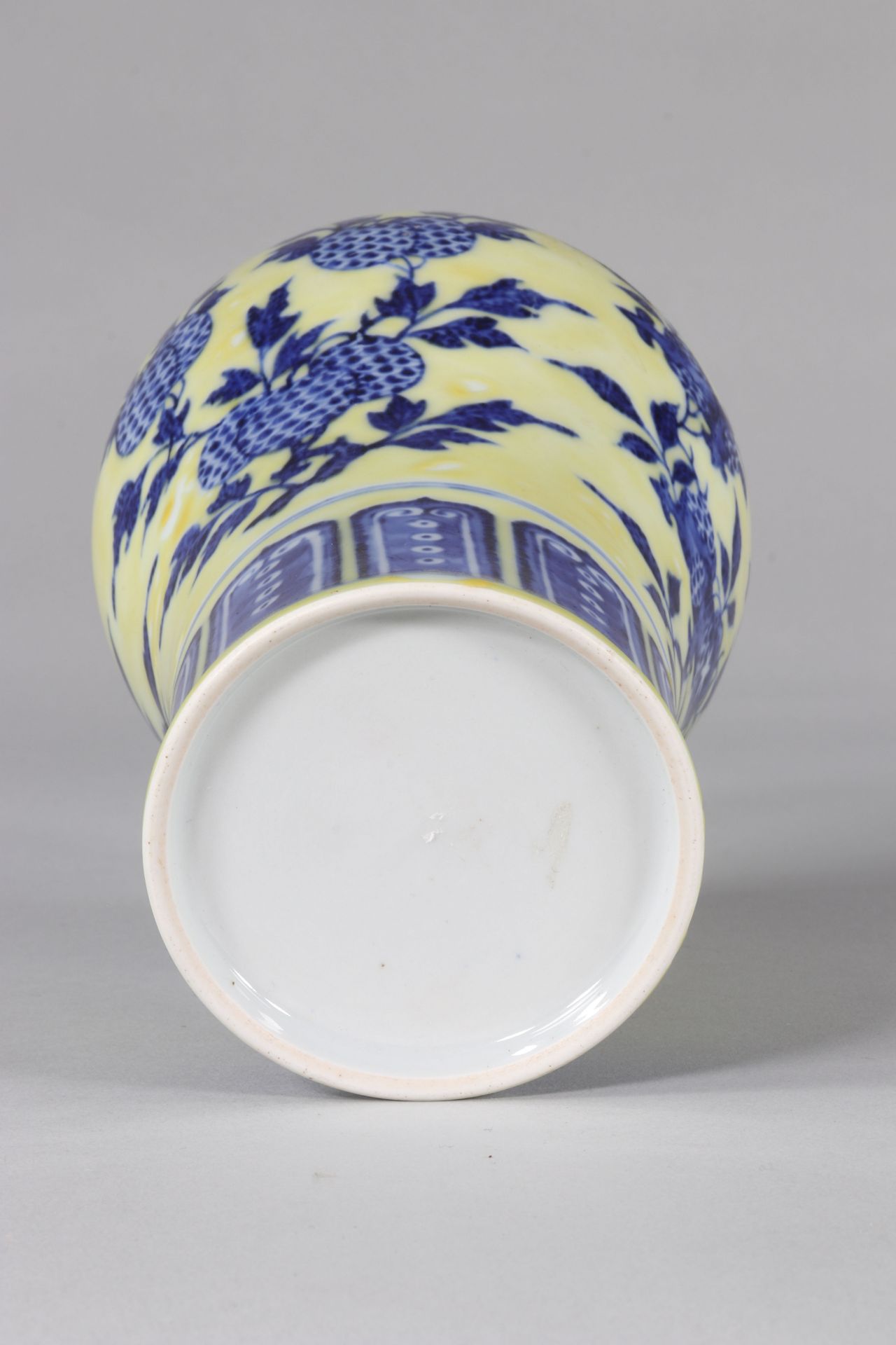 Meiping Sanduo vase with yellow background decorated with flowers - Image 7 of 8