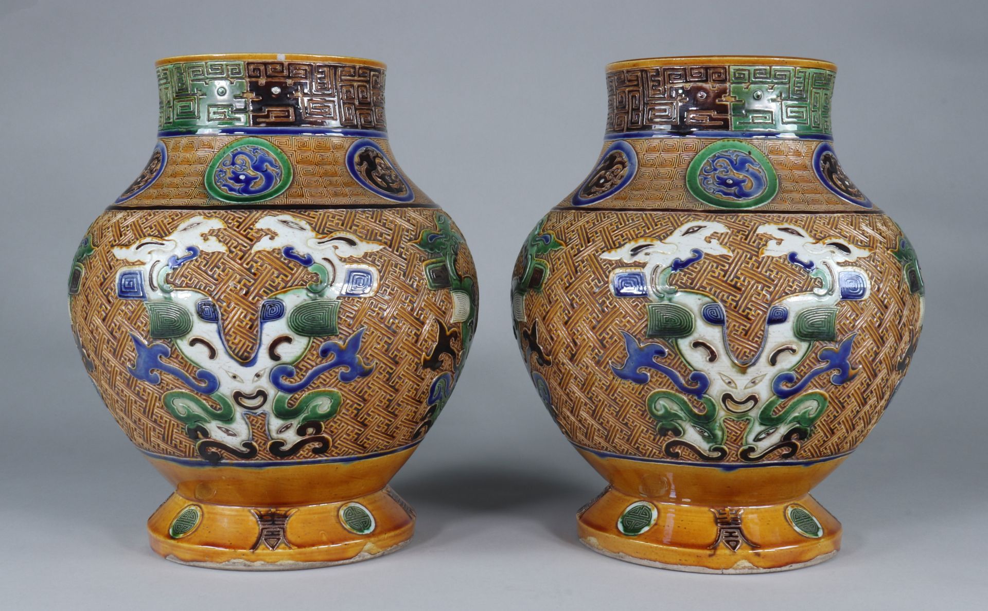 Pair of Fahua Tongzhi vases decorated with dragons in relief - Image 2 of 9