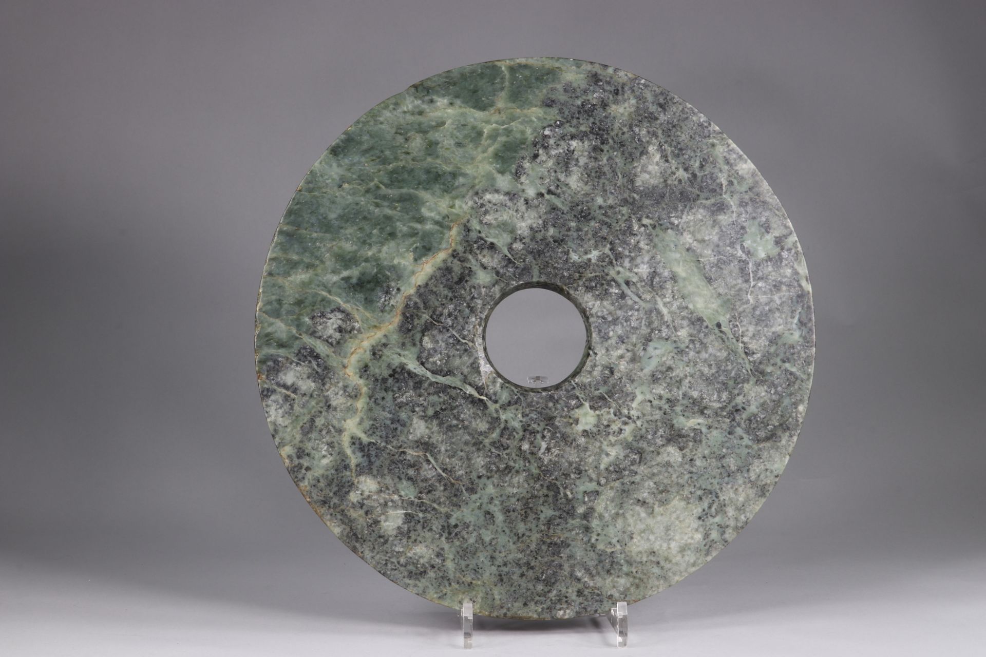 Disc, BI, in green-spinach jade, with some yellow-gold veins, zigzagging on both sides - Image 2 of 3