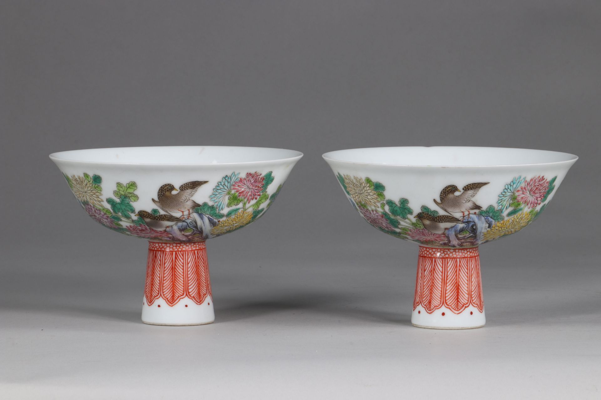China pair cups on stand with decorations of quail and chrysanthemums - Famille Rose, 4 characters, - Image 2 of 8