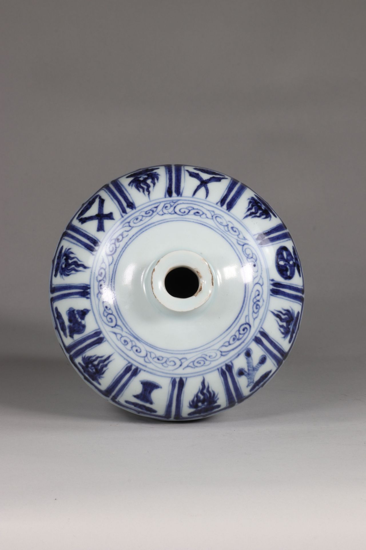 China Mei-Ping vase, Yuan, in blue and white decor of Phoenix and a Quilin, in a floral landscape - Image 5 of 6