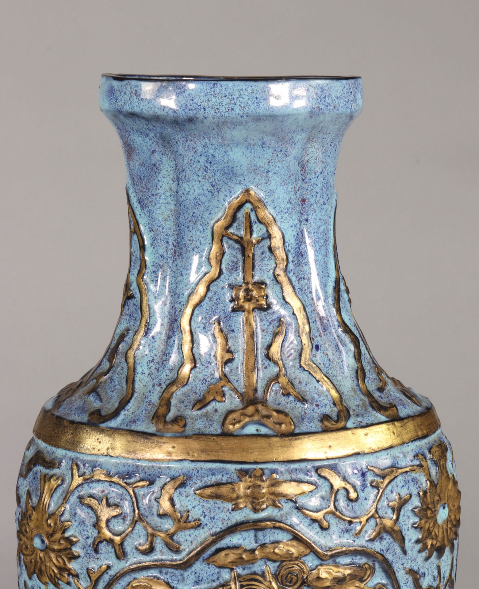 Vase decorated with dragons in porcelain relief imitating bronze Qianlong brand - Image 11 of 13