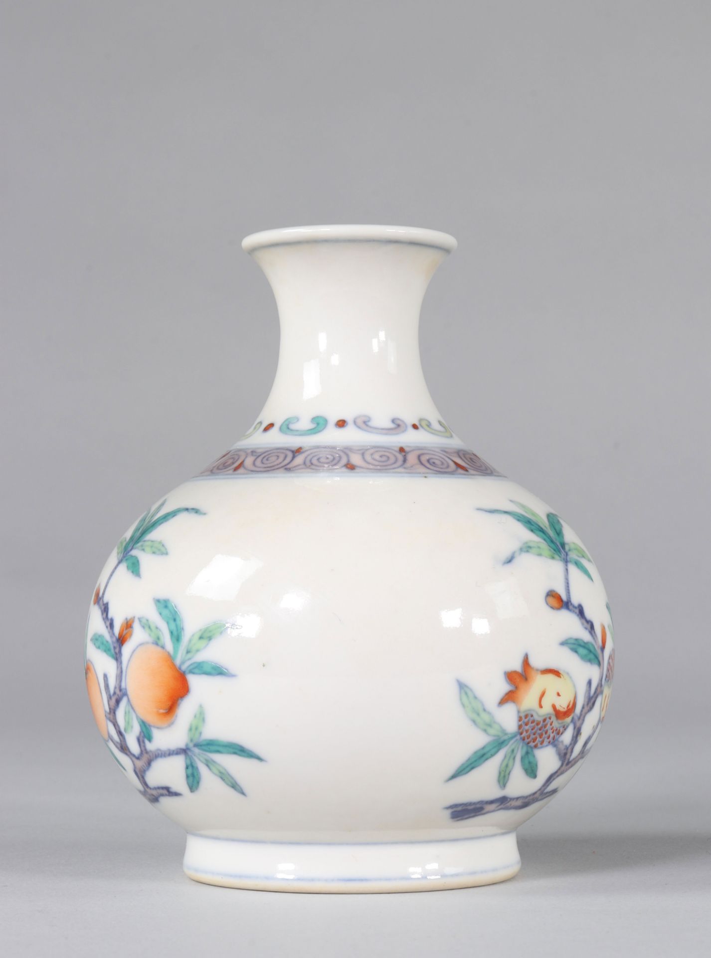 Doucai vase with fruit decoration Yong Zheng brand - Image 2 of 8