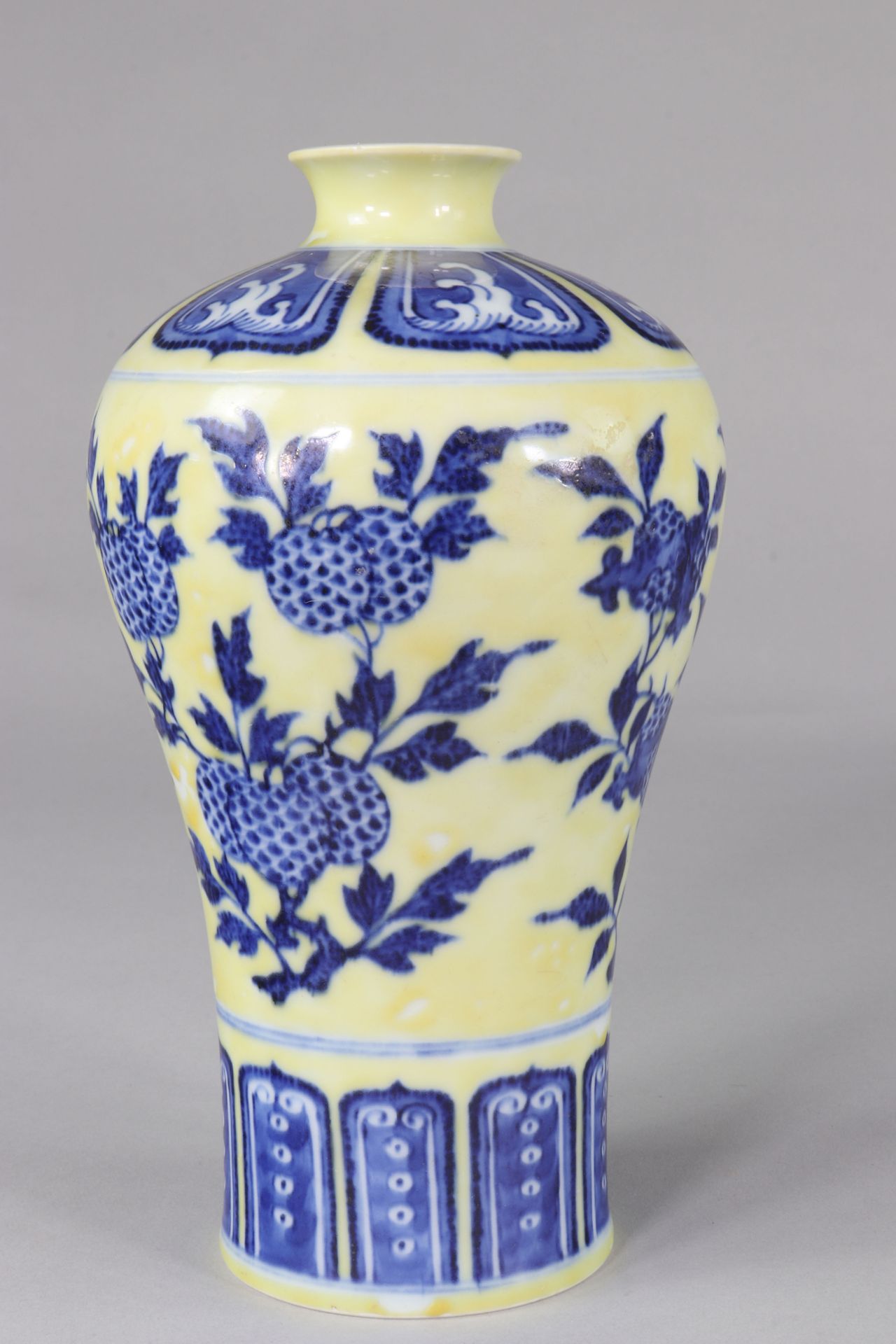 Meiping Sanduo vase with yellow background decorated with flowers - Image 6 of 8