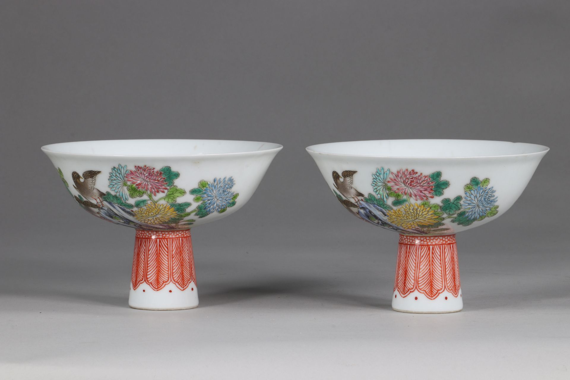 China pair cups on stand with decorations of quail and chrysanthemums - Famille Rose, 4 characters, - Image 3 of 8