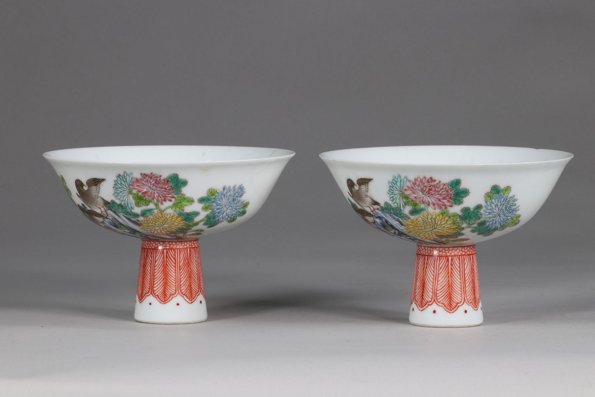 China pair cups on stand with decorations of quail and chrysanthemums - Famille Rose, 4 characters, - Bild 3 aus 8