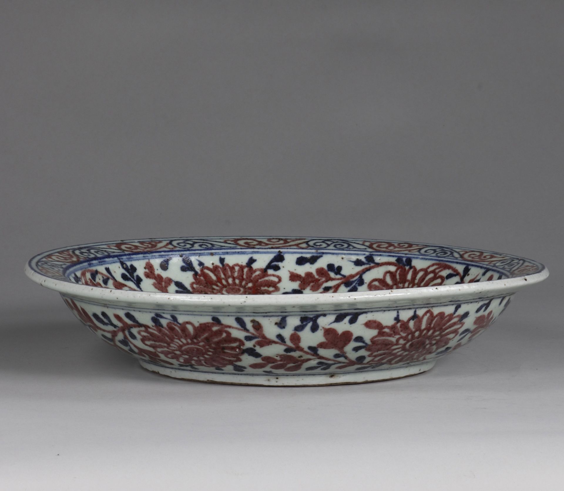 China dish, Yuan, decorated with a Phoenix, in Copper Red, on a background of Chrysanthemums, painte - Image 3 of 3
