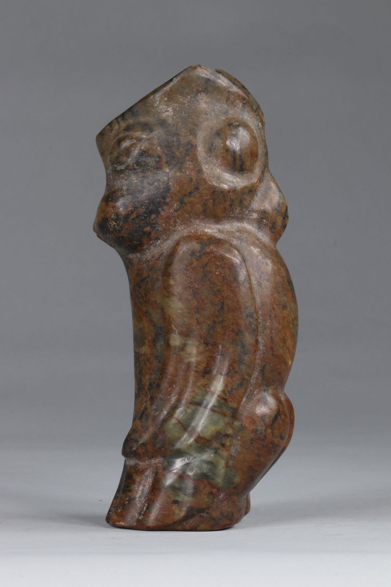 China dignitary in brown-green jade, with the animal head, in double face; archaic work - Bild 2 aus 6