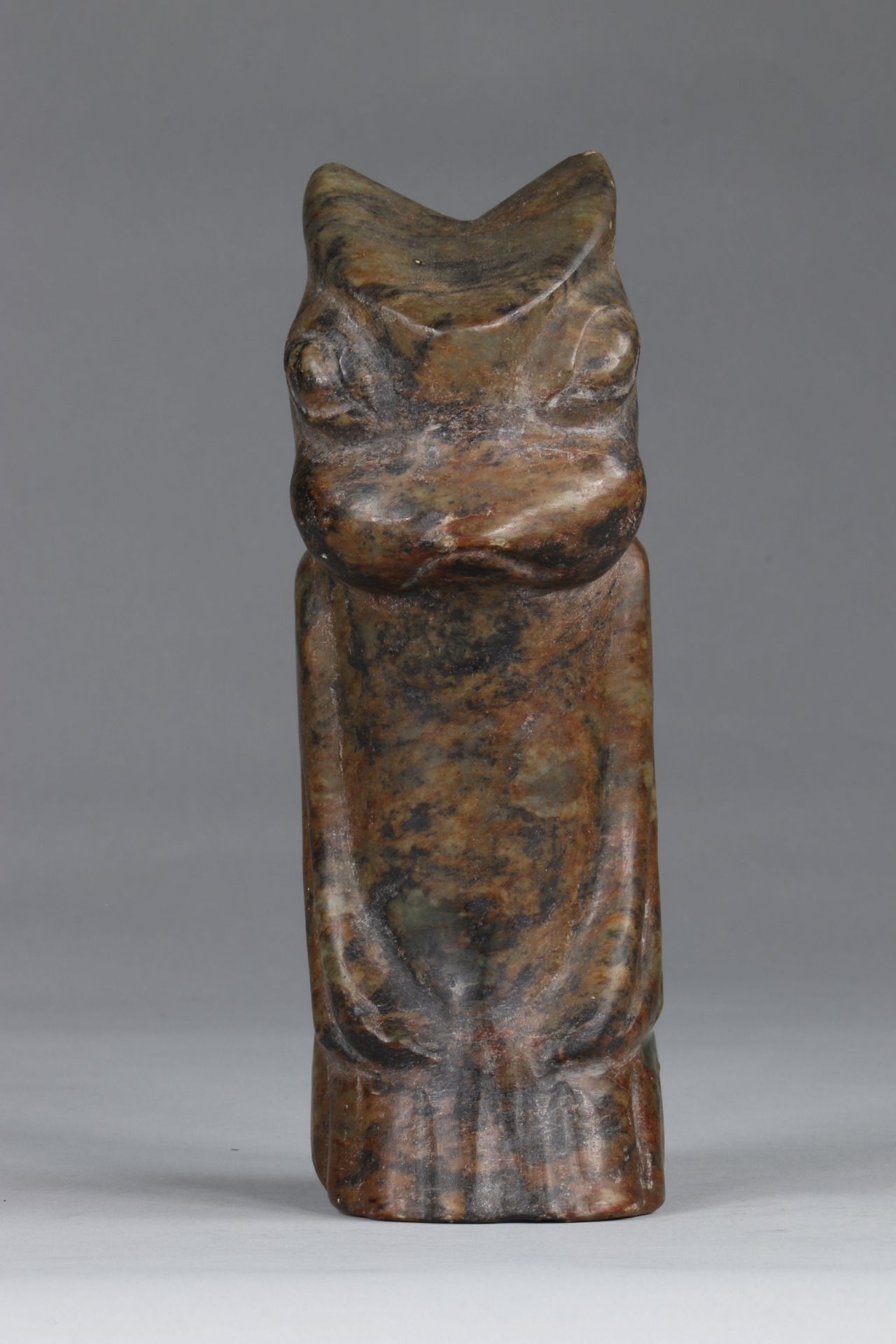 China dignitary in brown-green jade, with the animal head, in double face; archaic work - Bild 6 aus 6