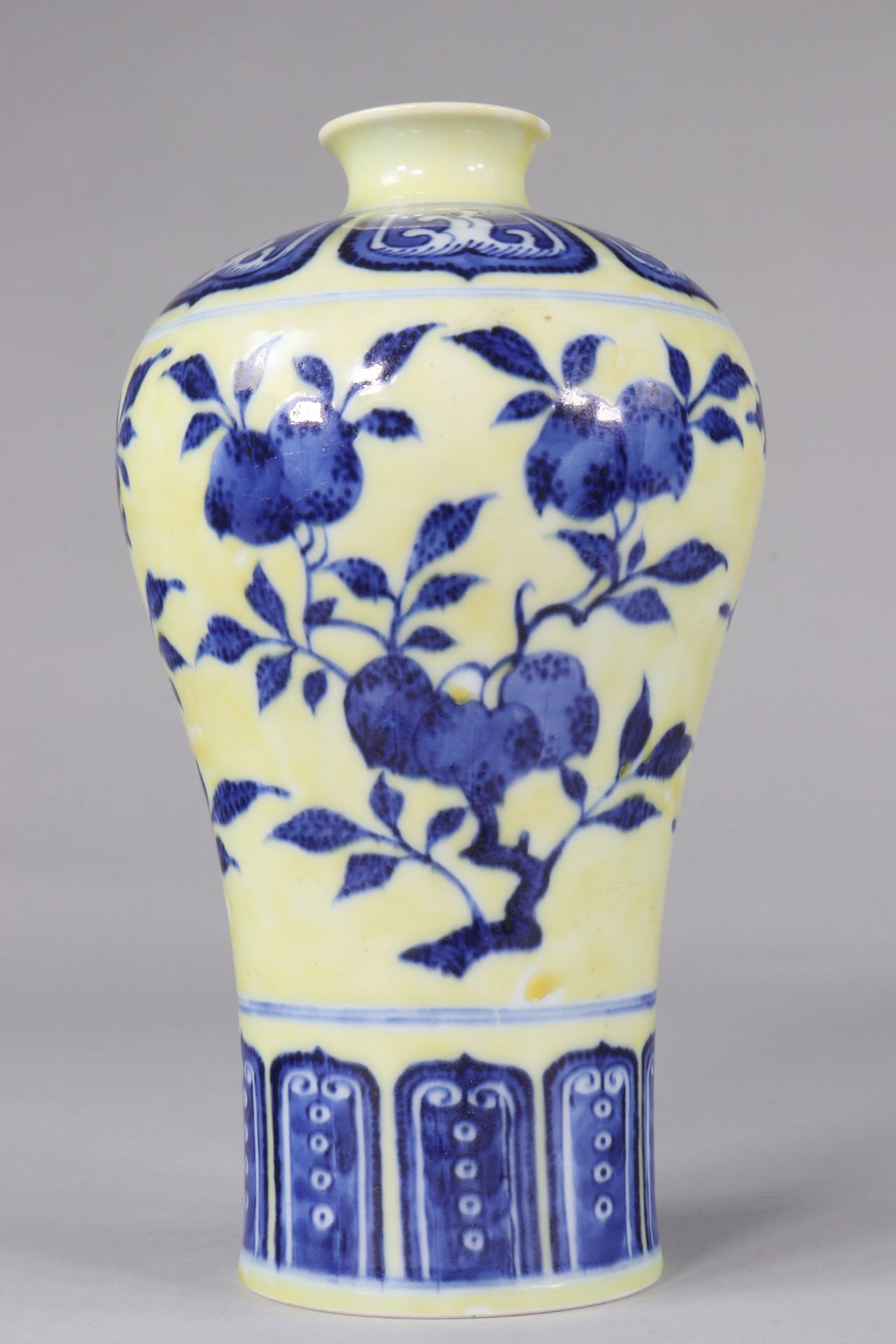 Meiping Sanduo vase with yellow background decorated with flowers - Image 3 of 8