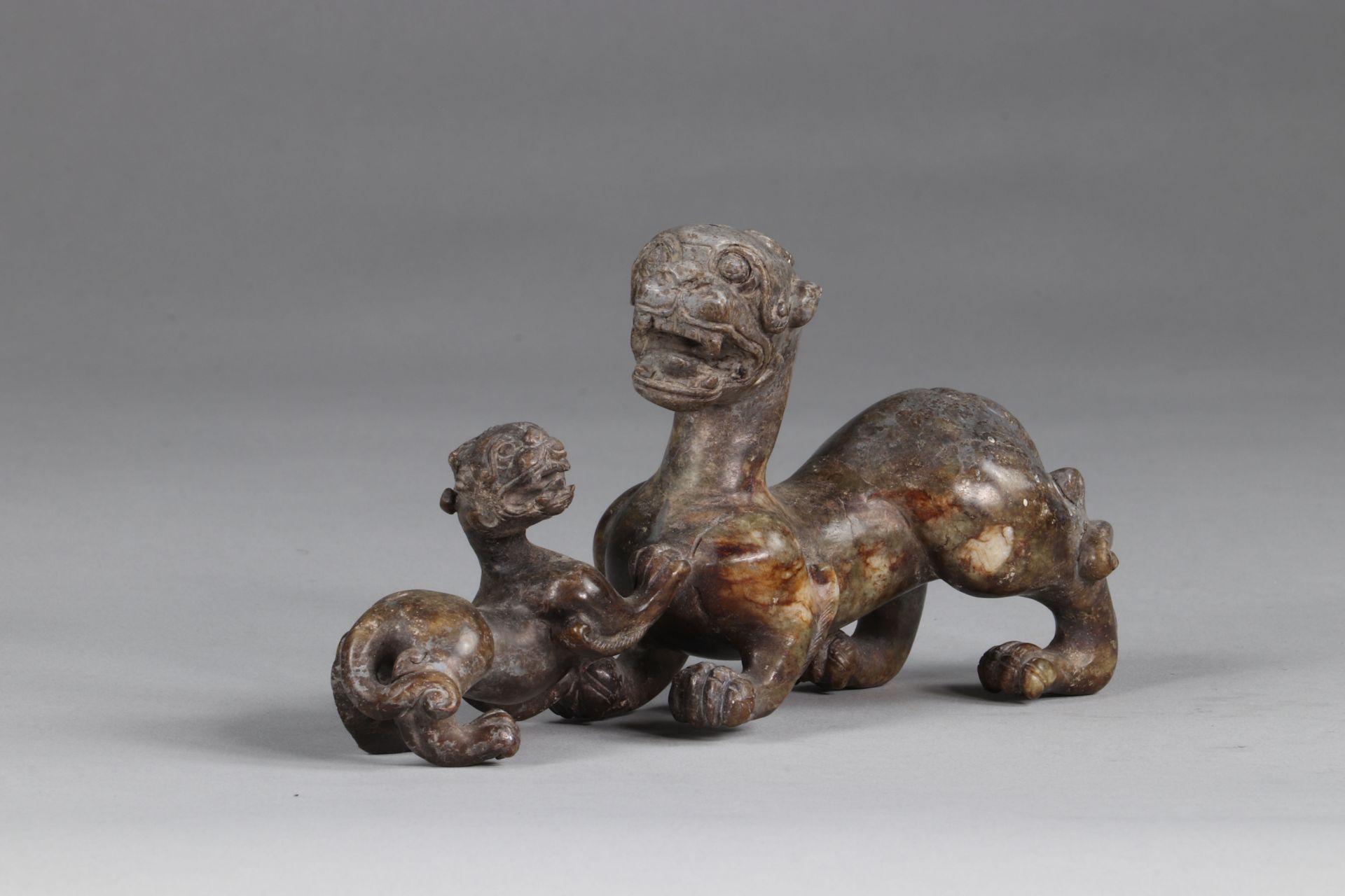China chimera, in gray-green jade, representing a lioness with her cub, finely executed archaic work - Image 2 of 5