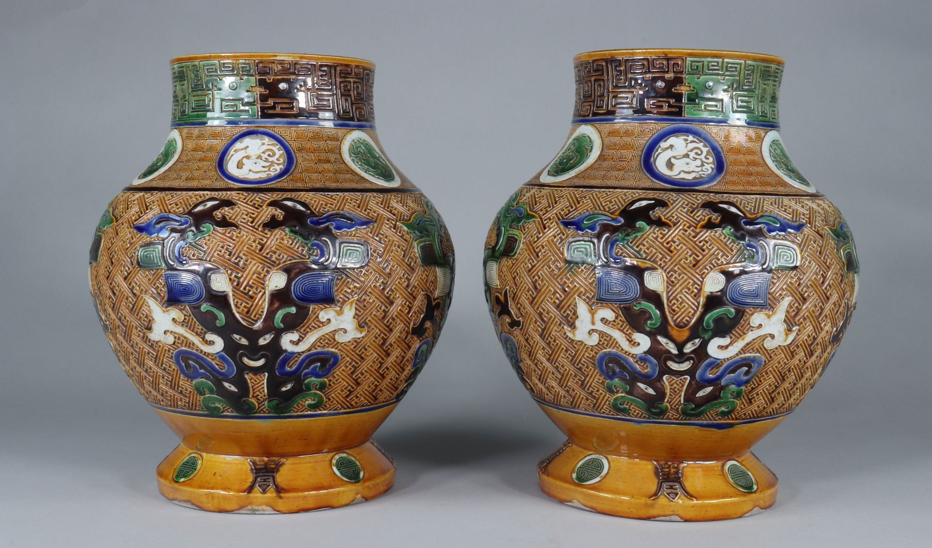 Pair of Fahua Tongzhi vases decorated with dragons in relief - Image 4 of 9