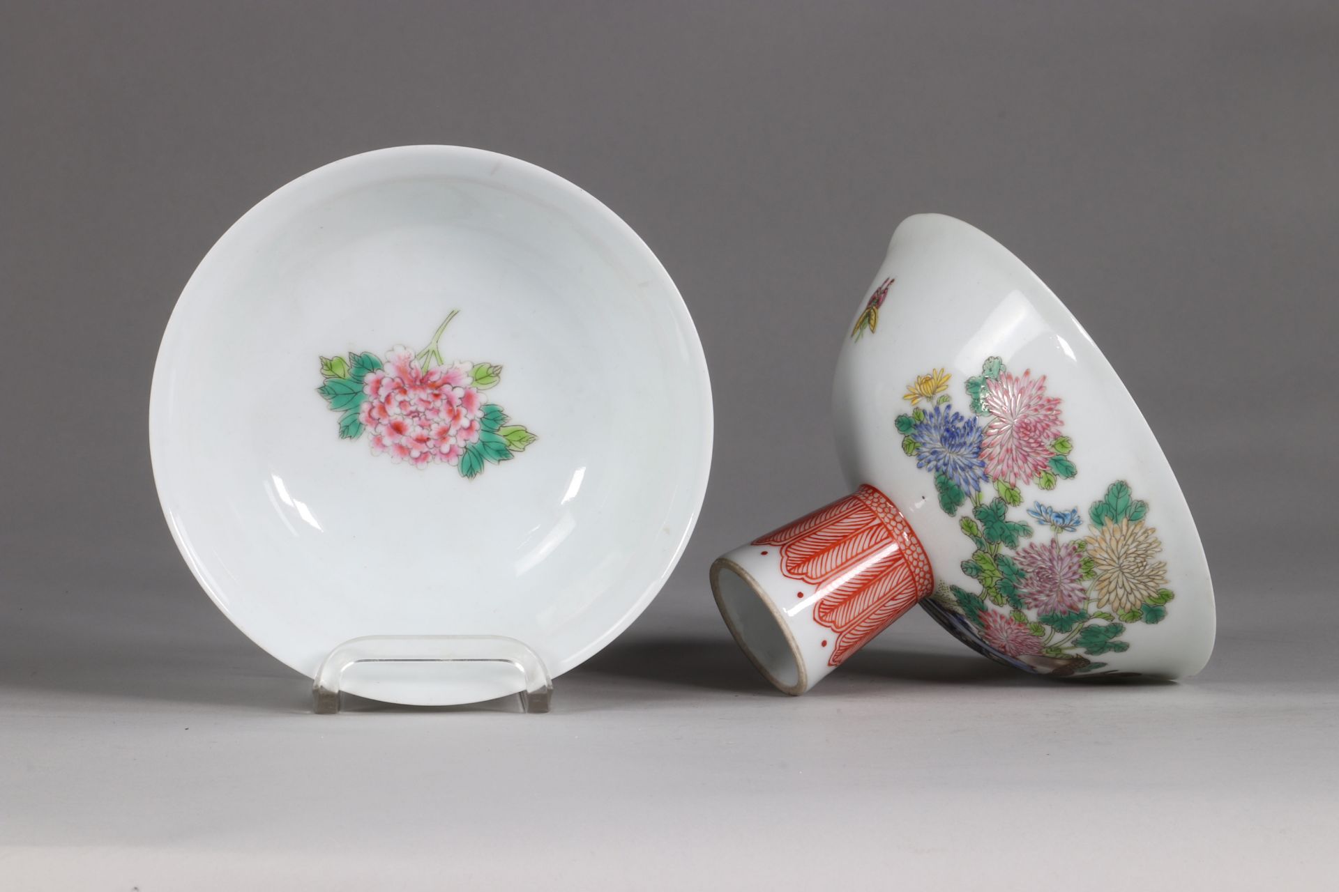 China pair cups on stand with decorations of quail and chrysanthemums - Famille Rose, 4 characters, - Image 6 of 8