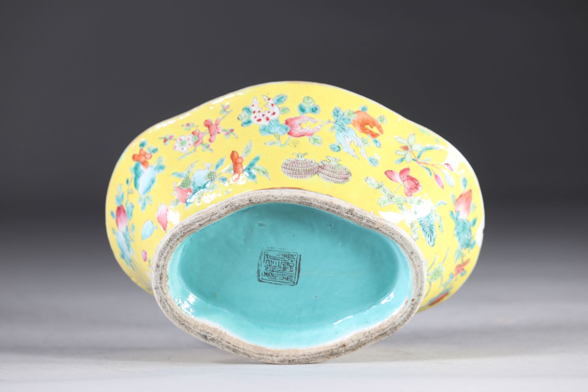 China famille rose bowl decorated with peaches on a yellow background 19th C. - Image 3 of 4