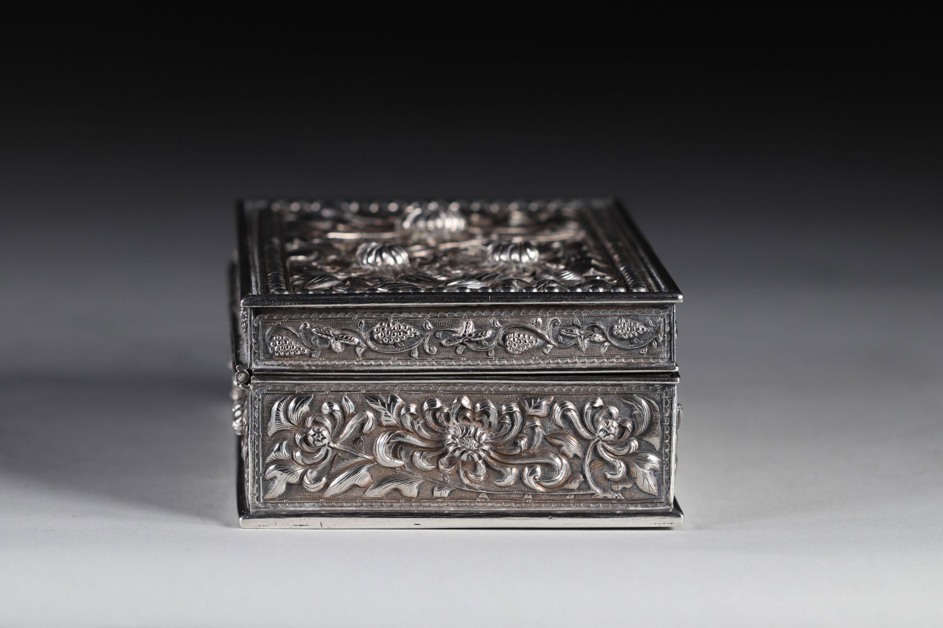 silver box with high relief floral decoration, 19th century China. - Image 3 of 8