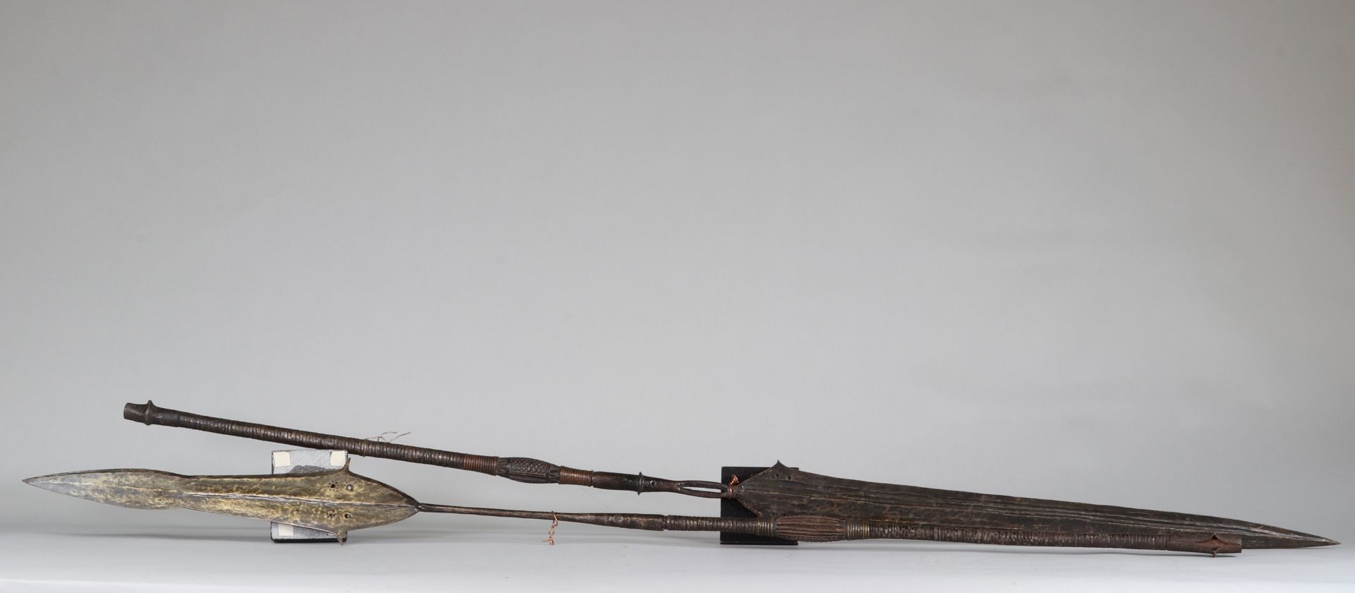 Lot of African weapons, early twentieth, composed of spears, throwing weapons. - Image 2 of 3