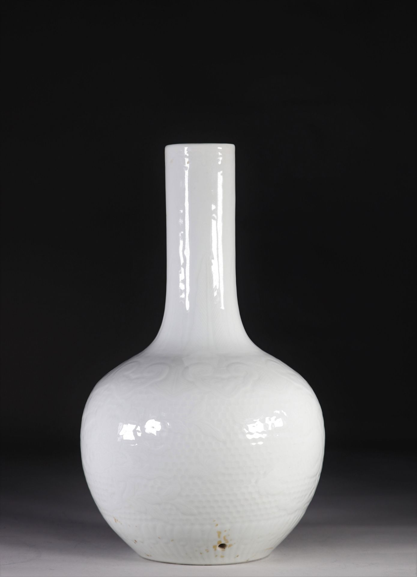 Porcelain bottle vase with incised pomegranate decoration. Qianlong brand, China early twentieth. - Image 3 of 5