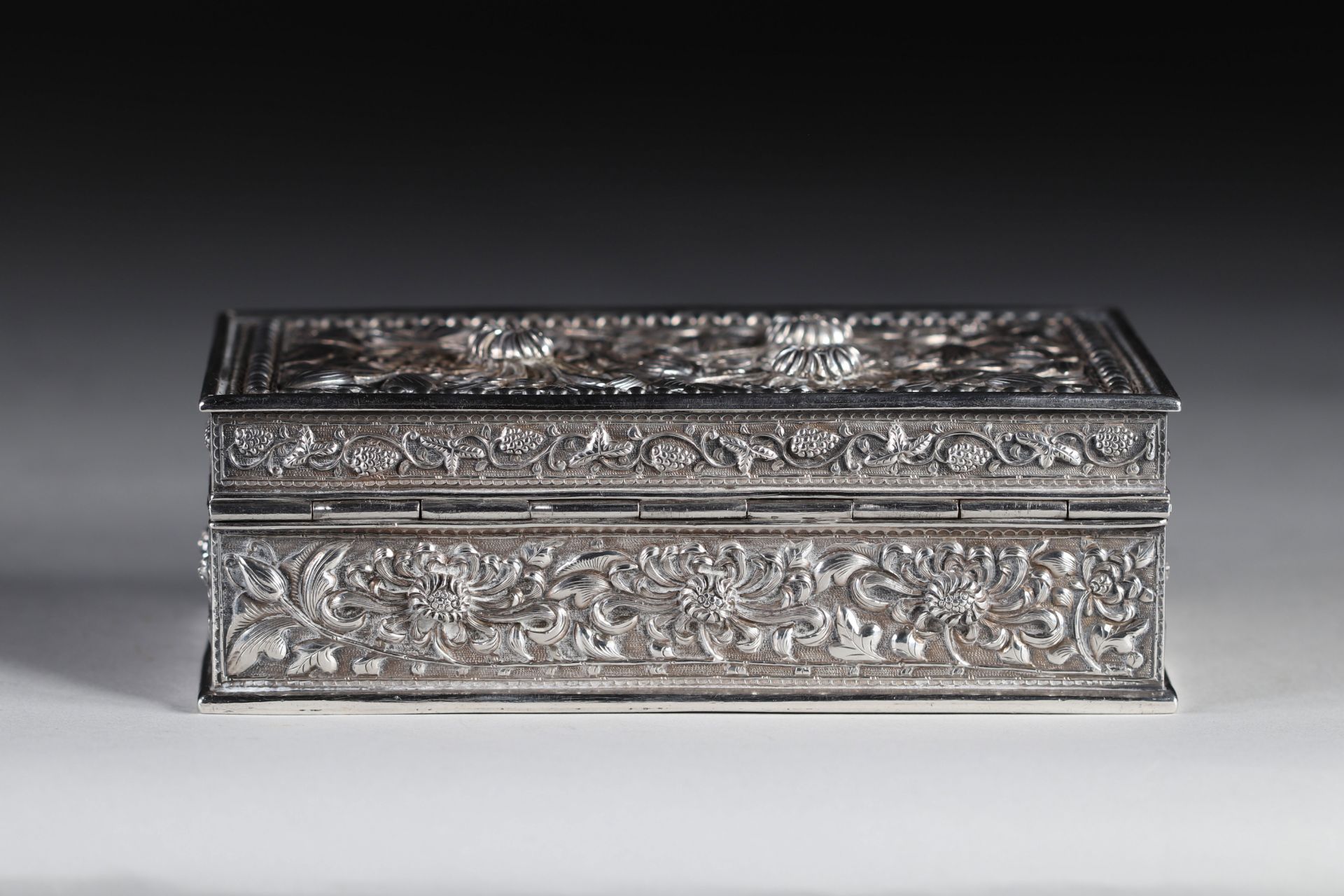 silver box with high relief floral decoration, 19th century China. - Image 4 of 8