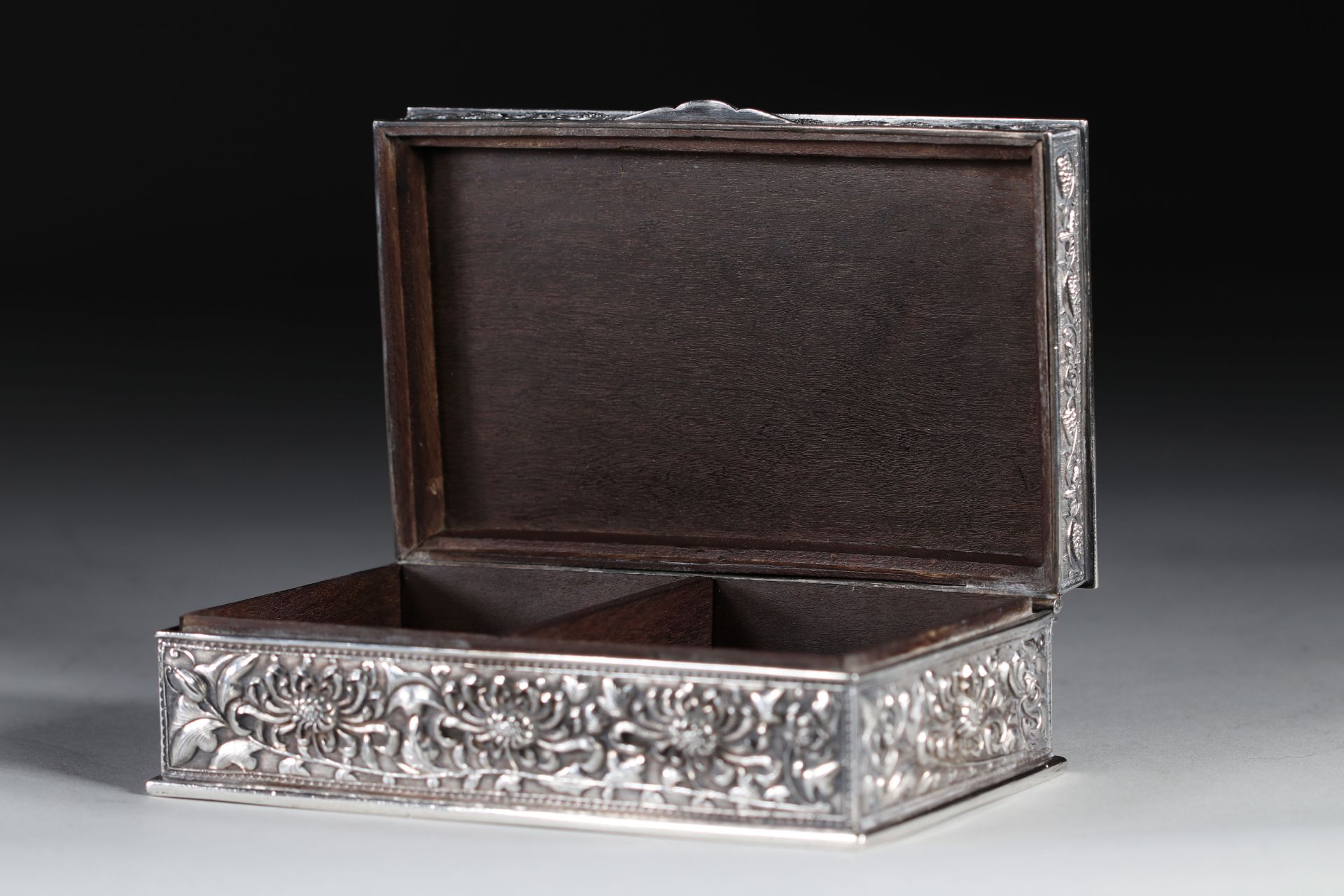 silver box with high relief floral decoration, 19th century China. - Image 6 of 8