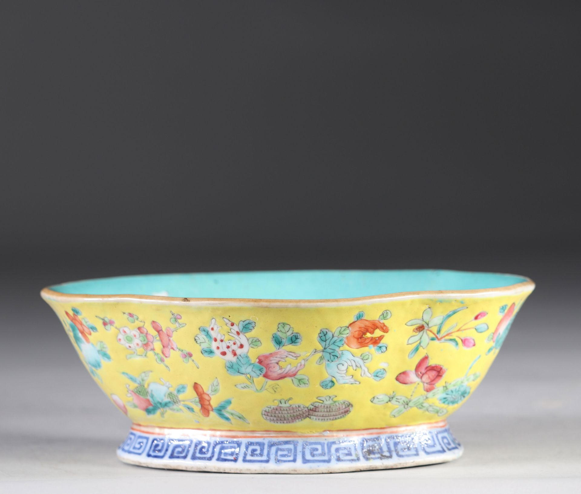 China famille rose bowl decorated with peaches on a yellow background 19th C. - Image 2 of 4