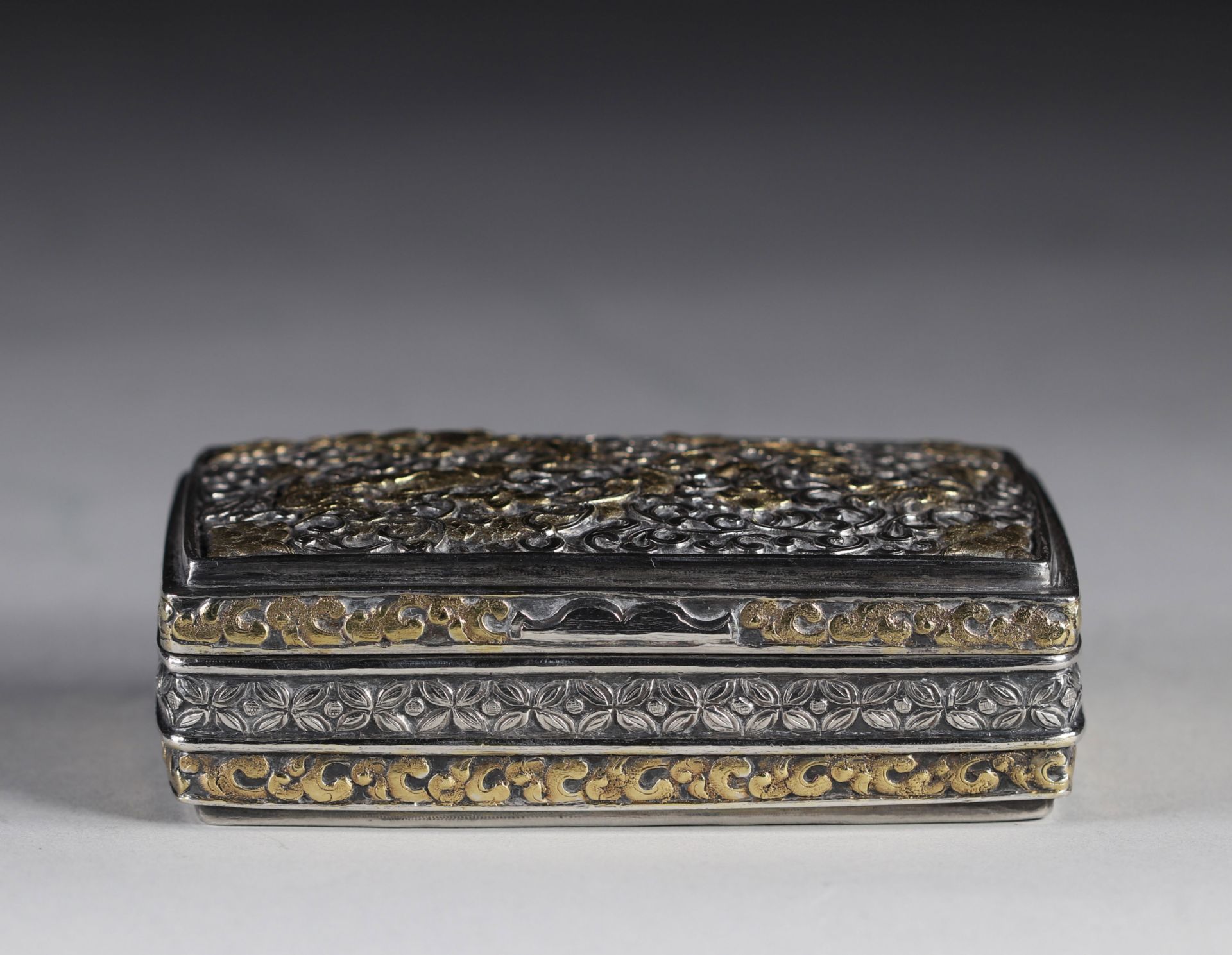 silver and vermeil box with dragon decoration. China - Tibet, XIXth. - Image 2 of 6