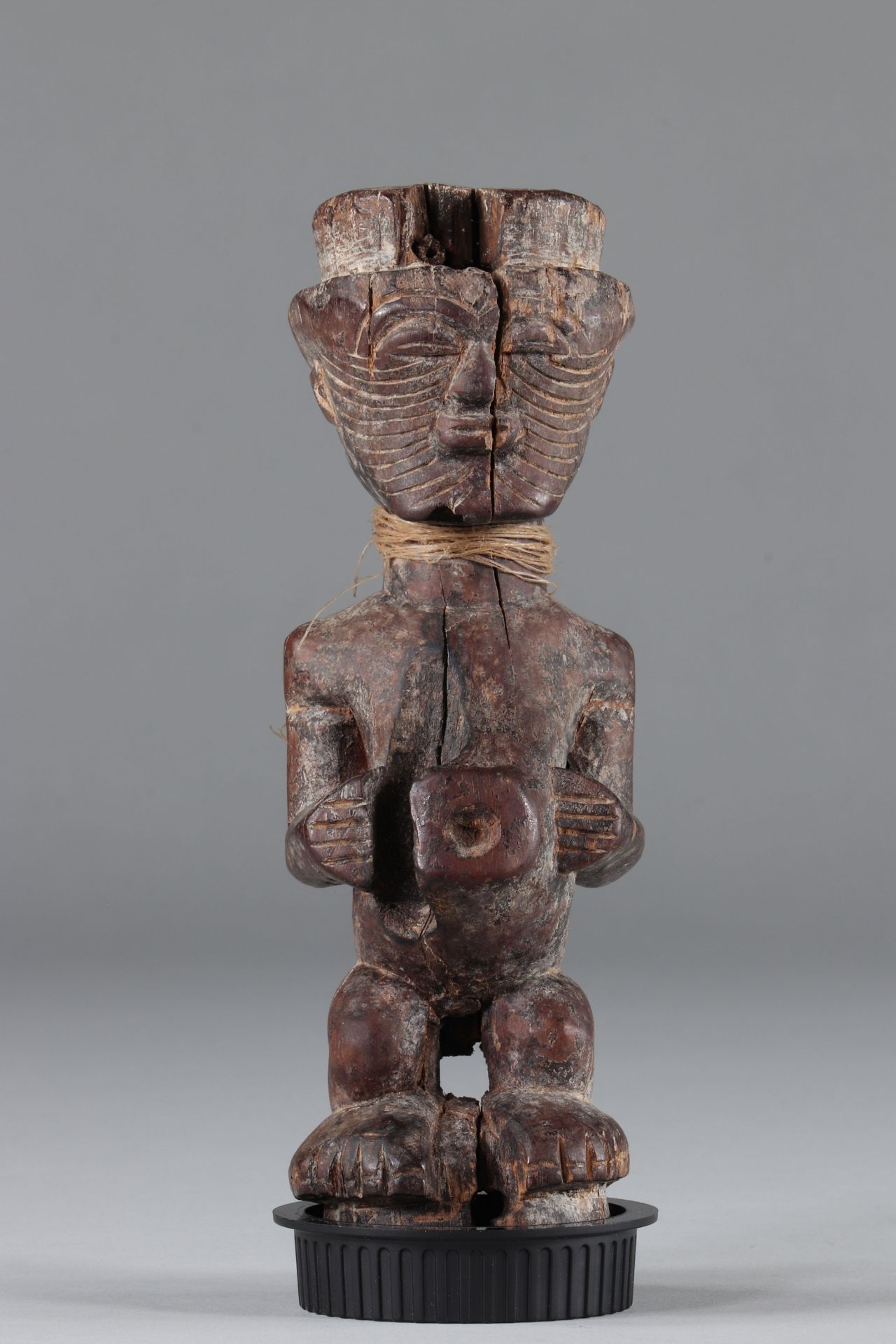 Songye, DRC, former Bernot HELLEBERG collection, male fetish, standing with hands resting on the edg