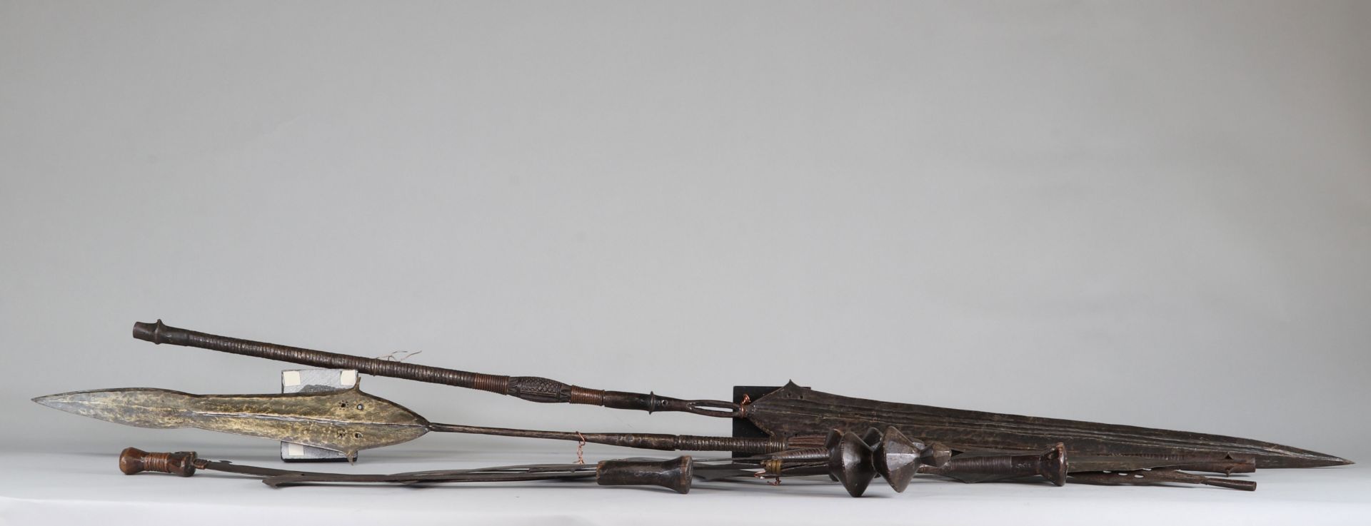 Lot of African weapons, early twentieth, composed of spears, throwing weapons.