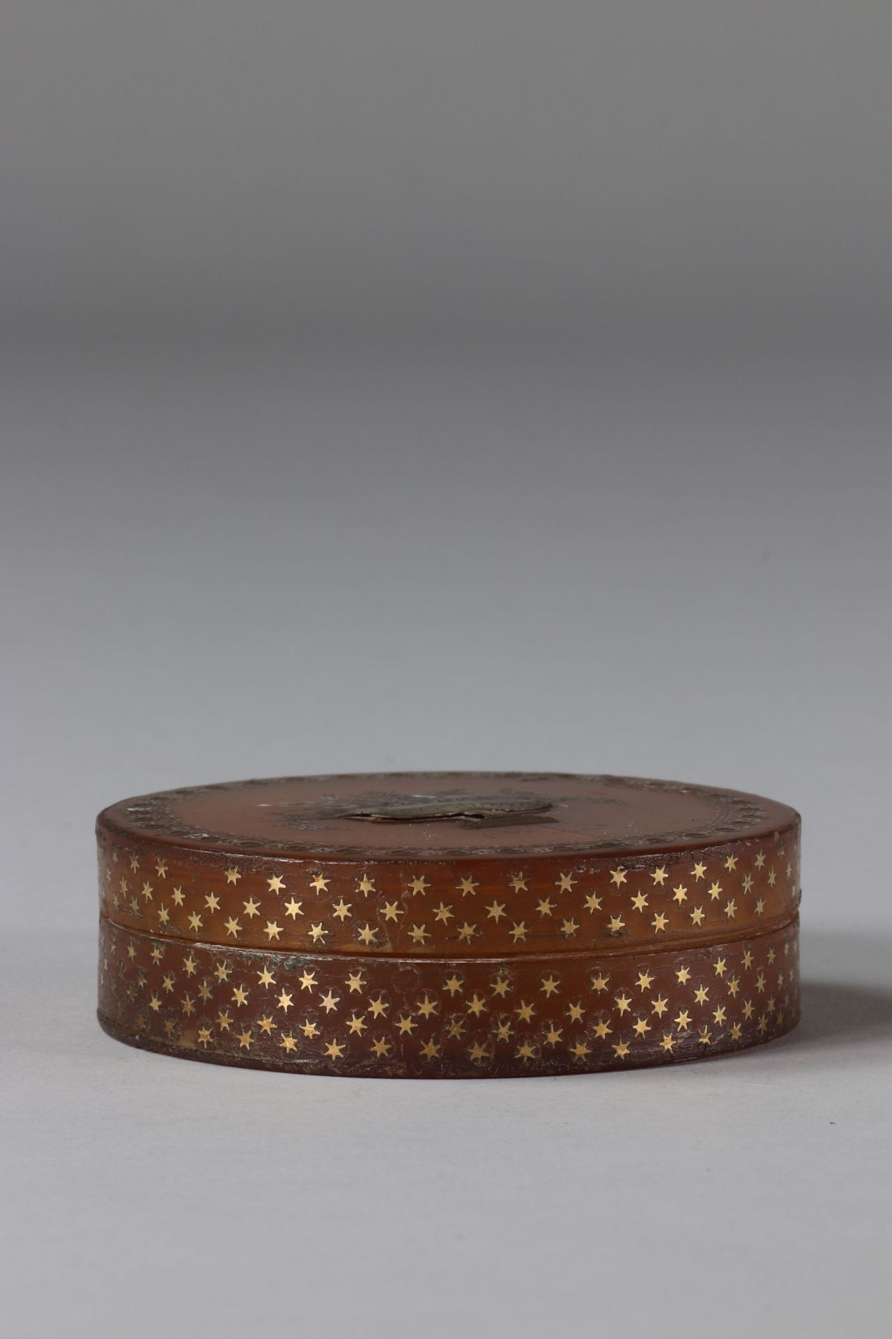 Louis XVI box in scales and inlays of different golds. France at the end of the 18th century. - Image 2 of 3