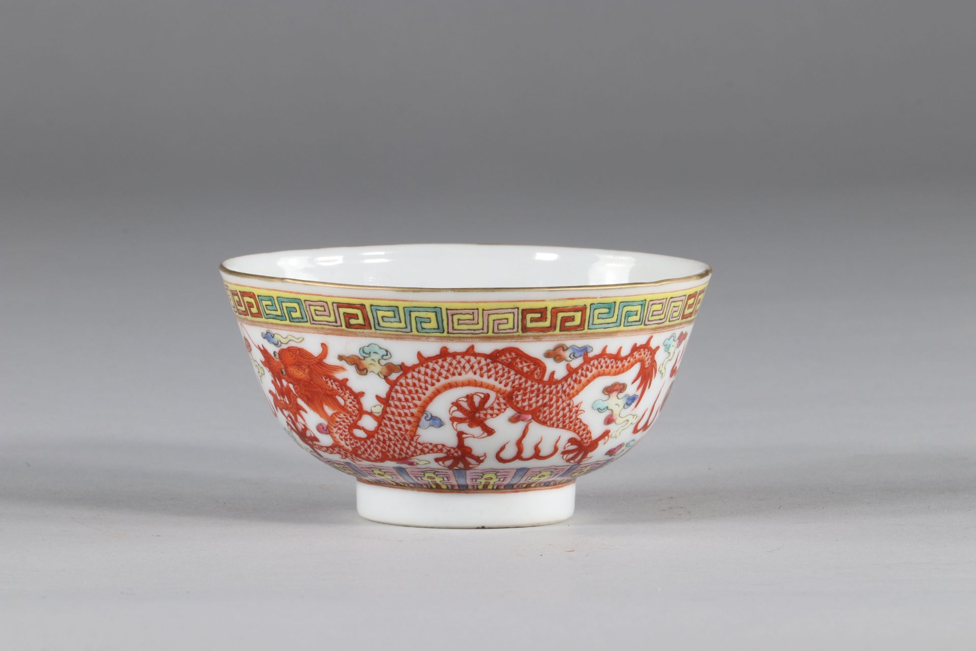 Porcelain bowl decorated with dragons, Guangxhu brand, China early twentieth. - Image 2 of 4