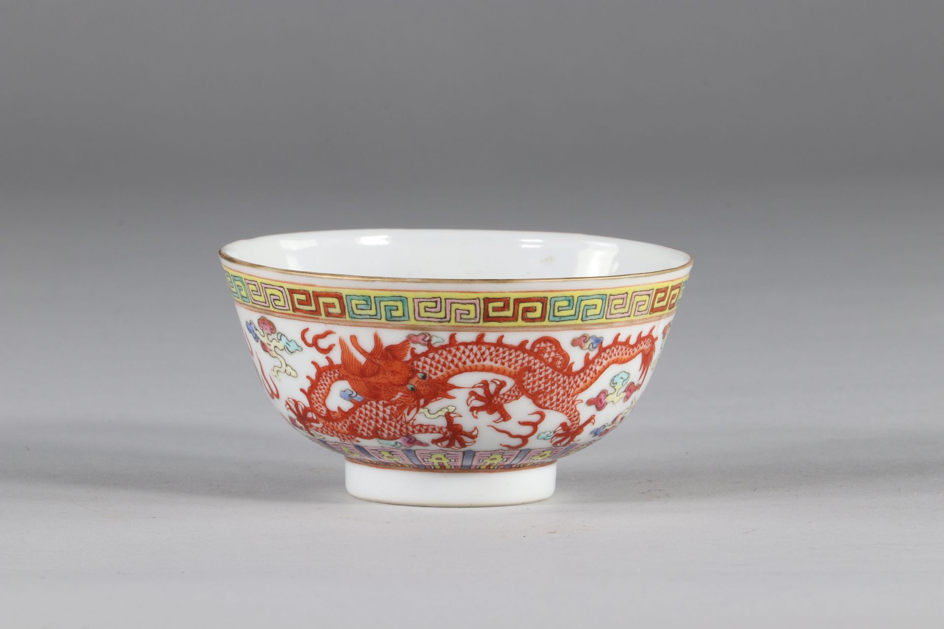 Porcelain bowl decorated with dragons, Guangxhu brand, China early twentieth.